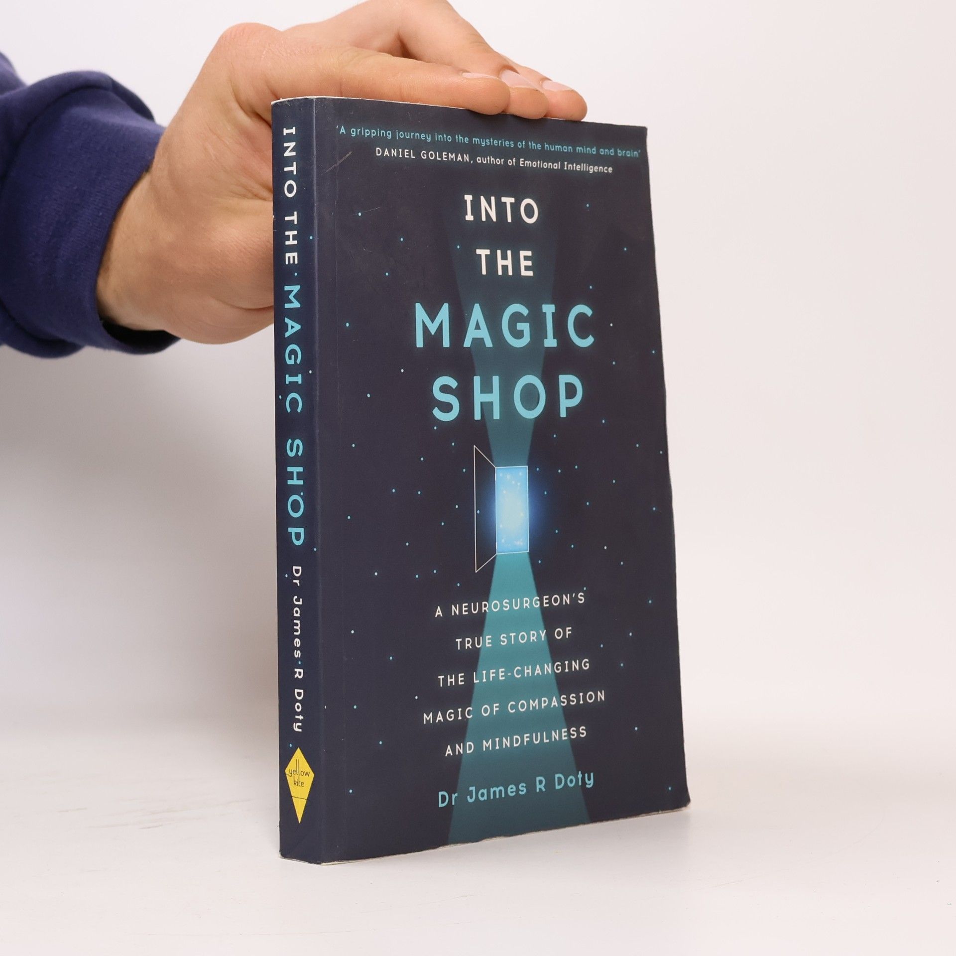 James R. Doty Into the Magic Shop: A neurosurgeon´s true story of the life-changing magic of mindfulness and compassion that inspired the hit K-pop band BTS
