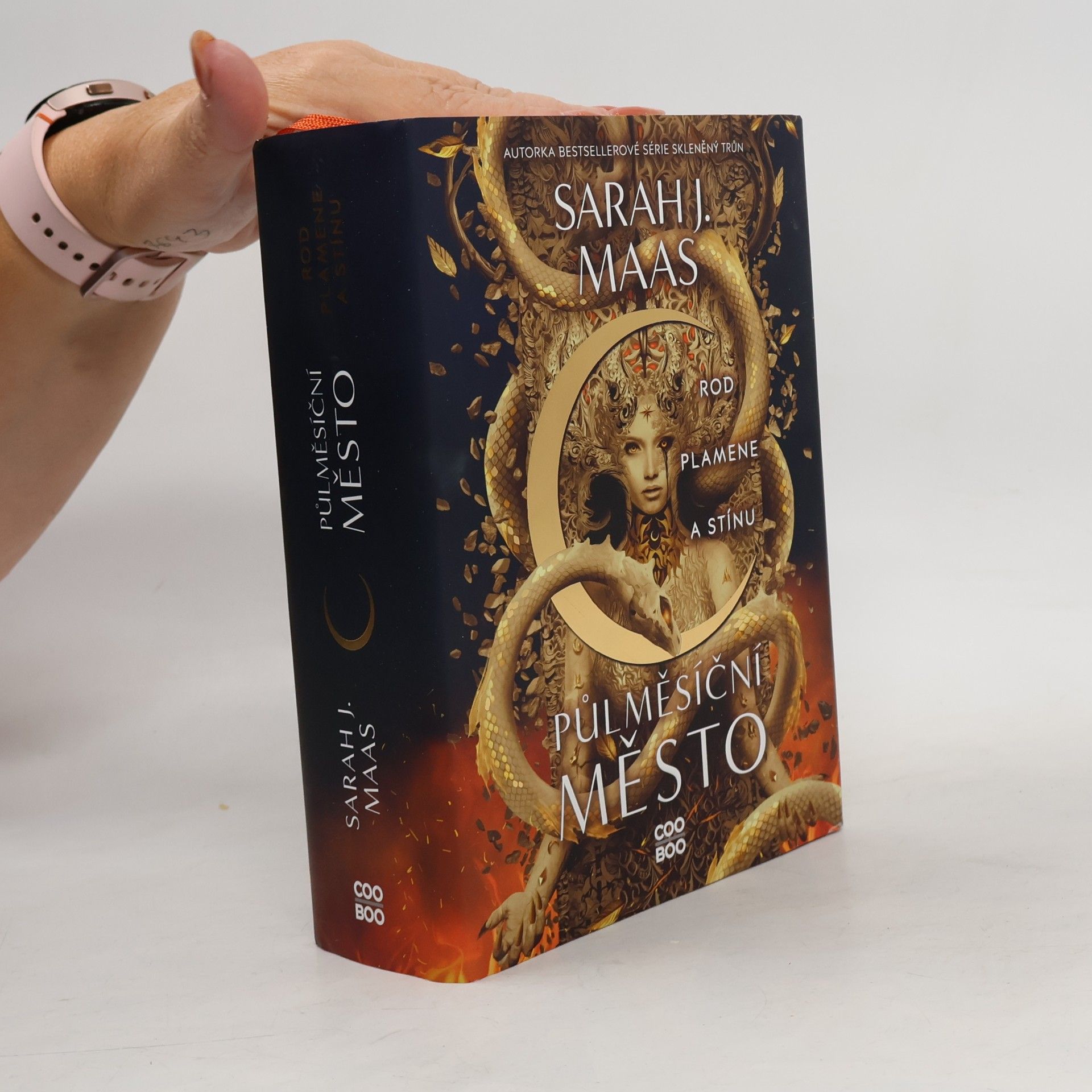 Sarah J. Maas Půlměsíční město. Rod plamene a stínu