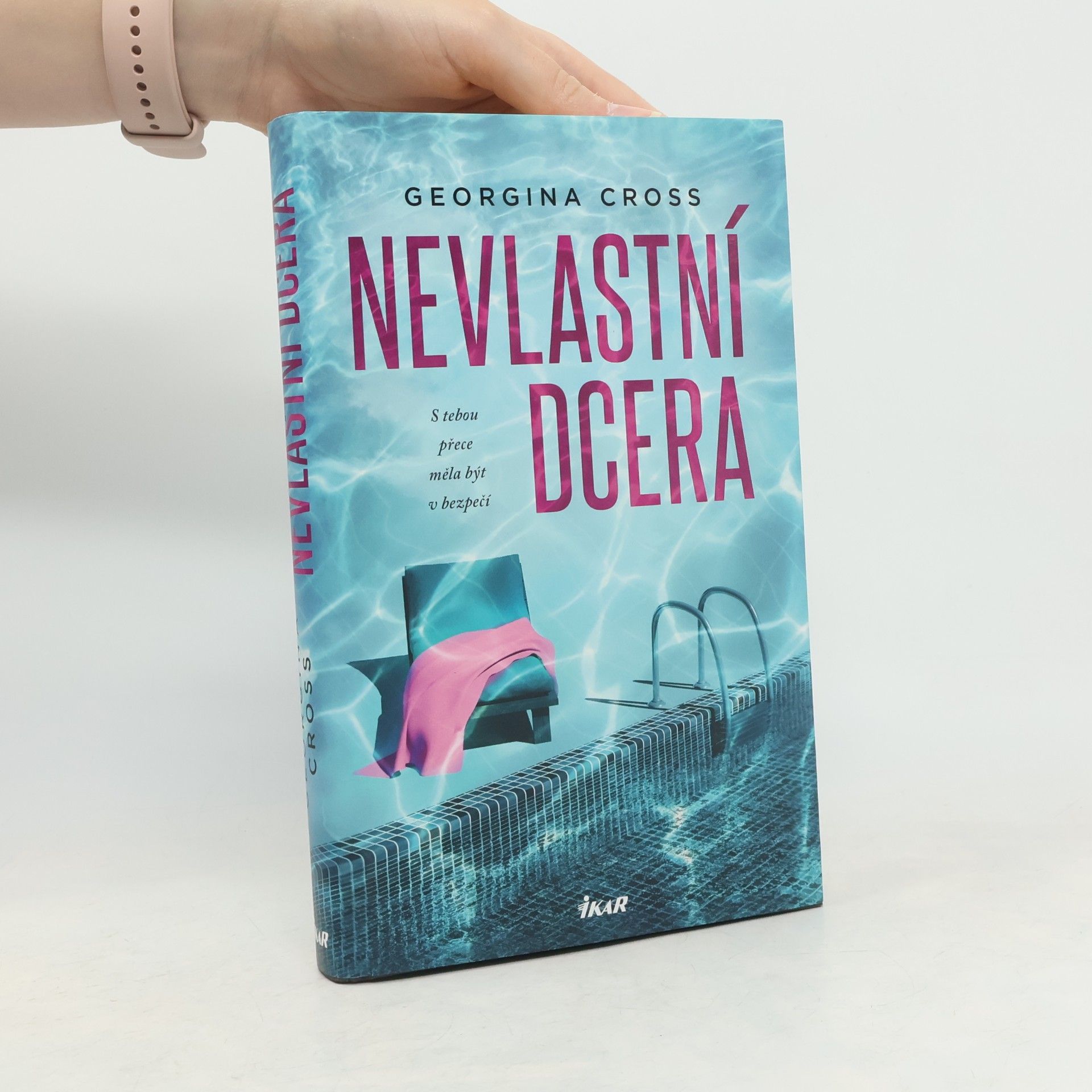 Georgina Cross Nevlastní dcera