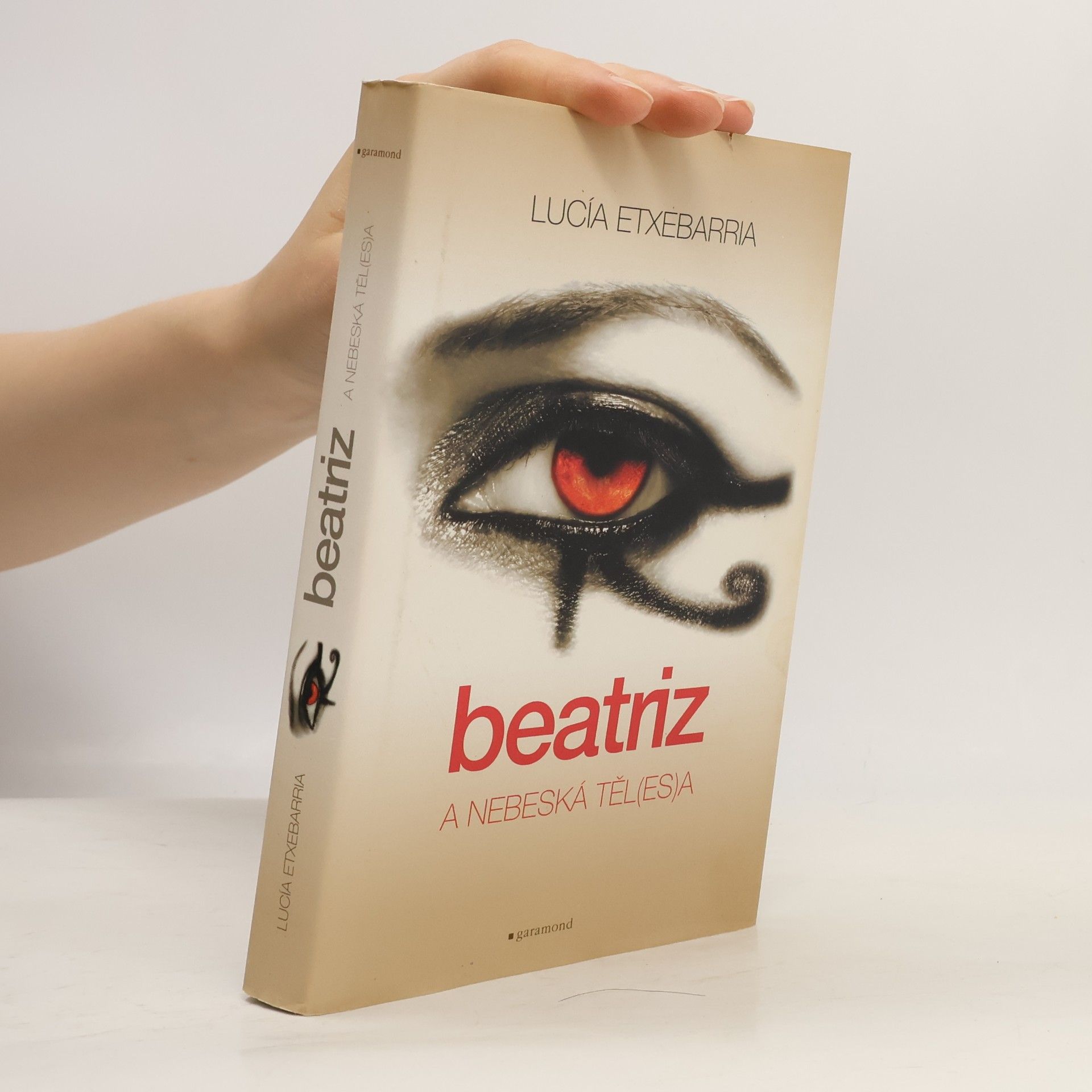 Lucía Etxebarria Beatriz a nebeská těl(es)a
