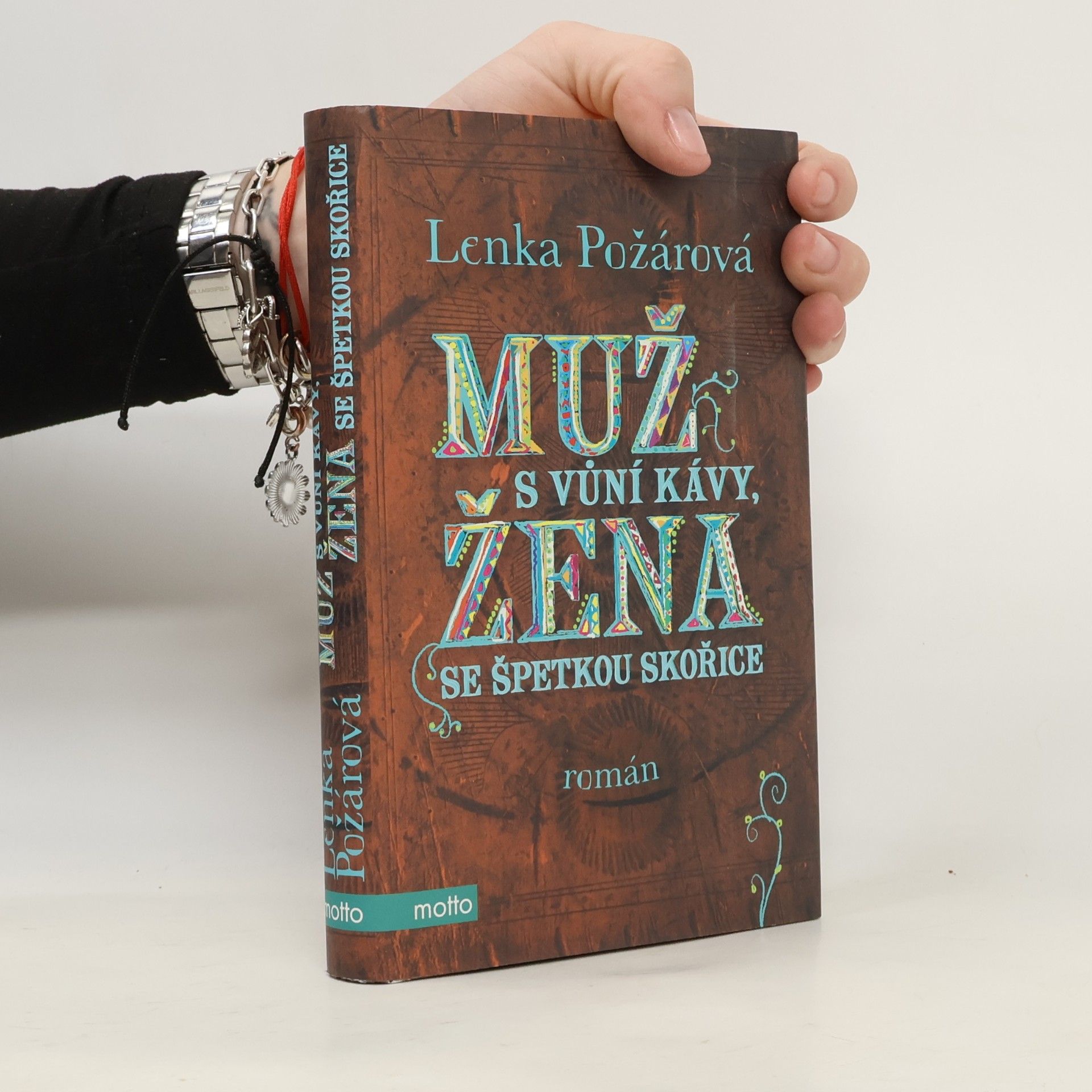 Lenka Požárová Muž s vůní kávy, žena se špetkou skořice