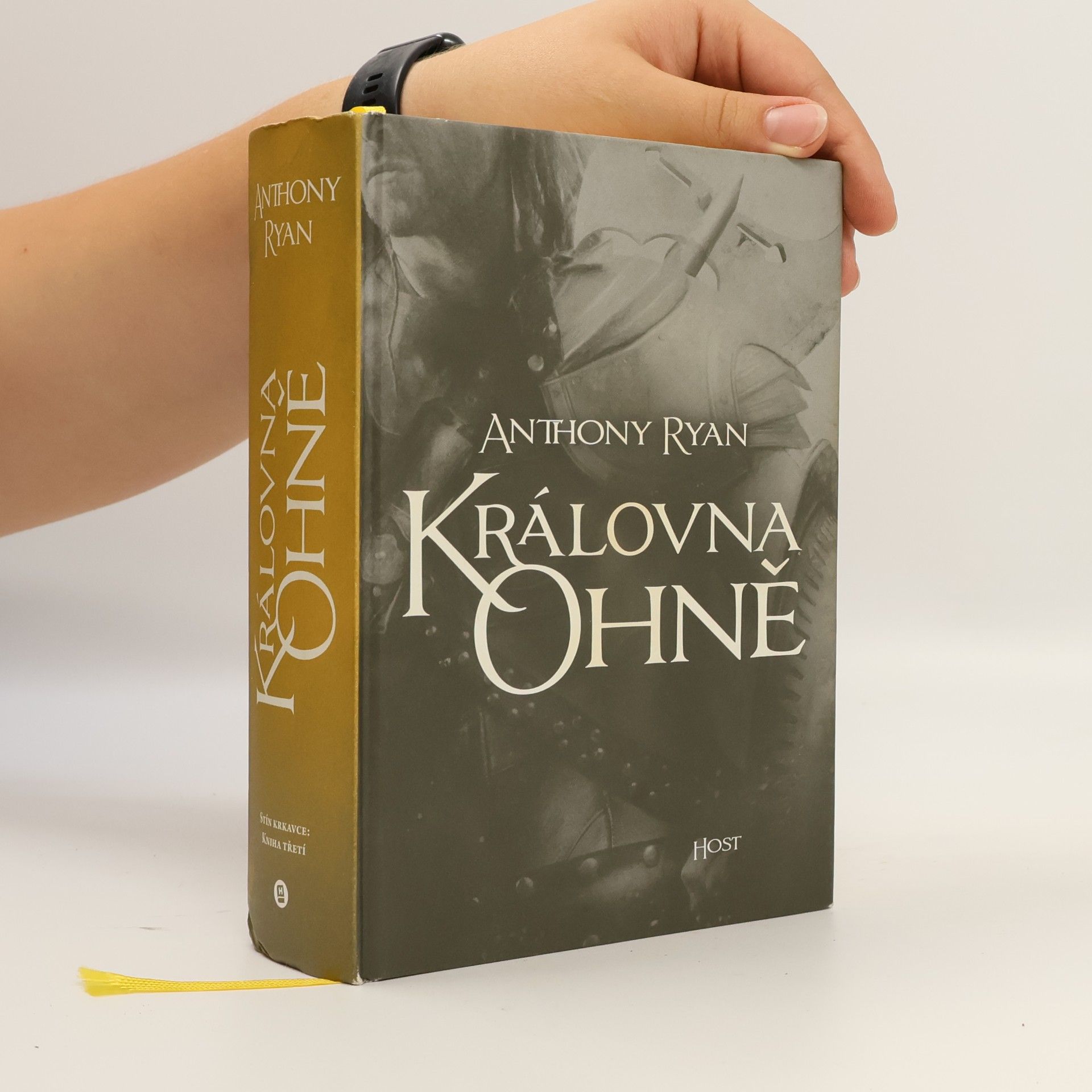 Královna ohně : stín krkavce. Kniha třetí
