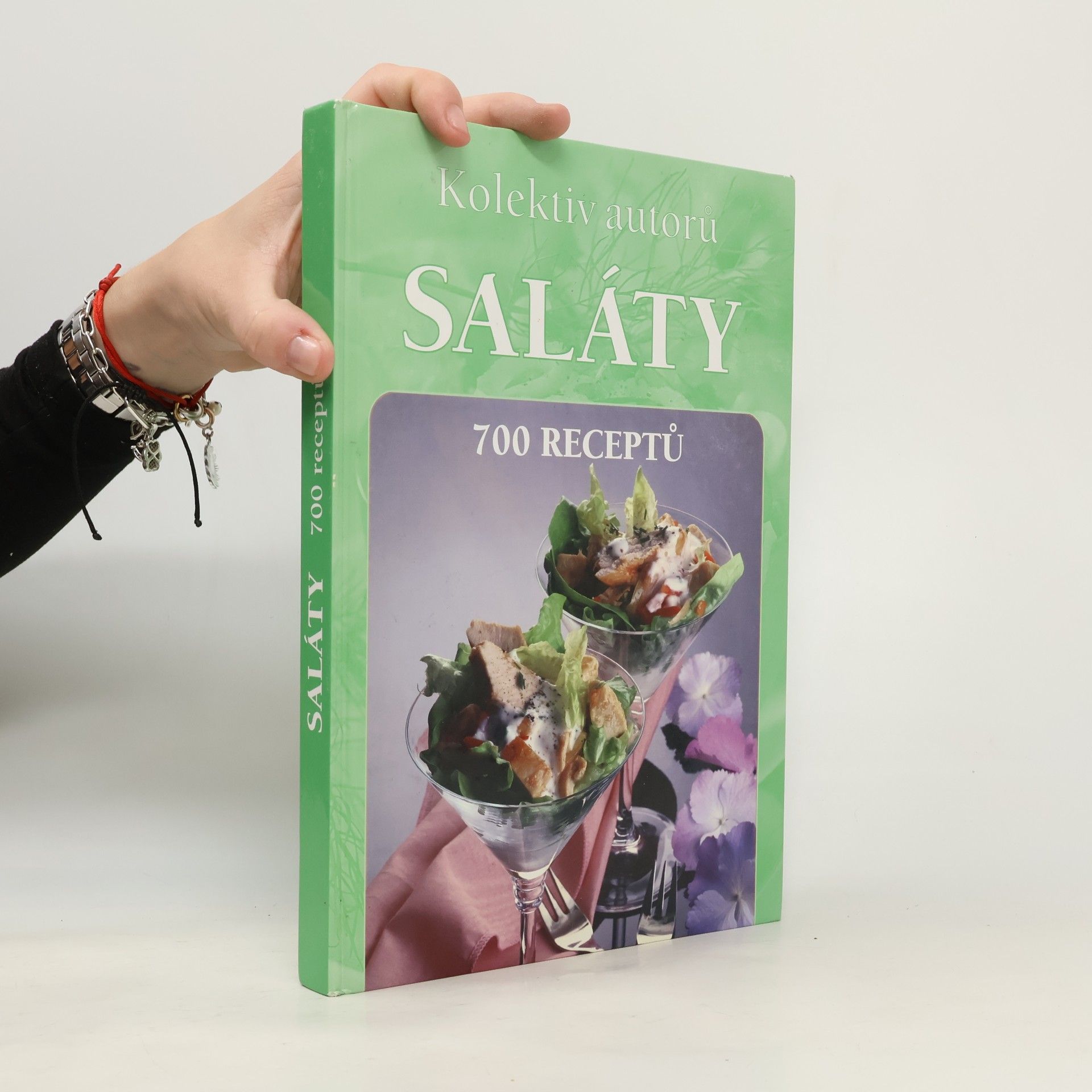 Kolektív autorov Saláty. 700 receptů