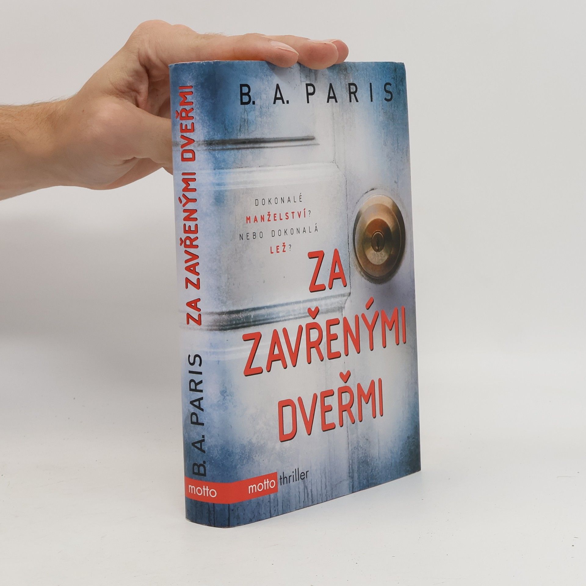 B.A. Paris Za zavřenými dveřmi