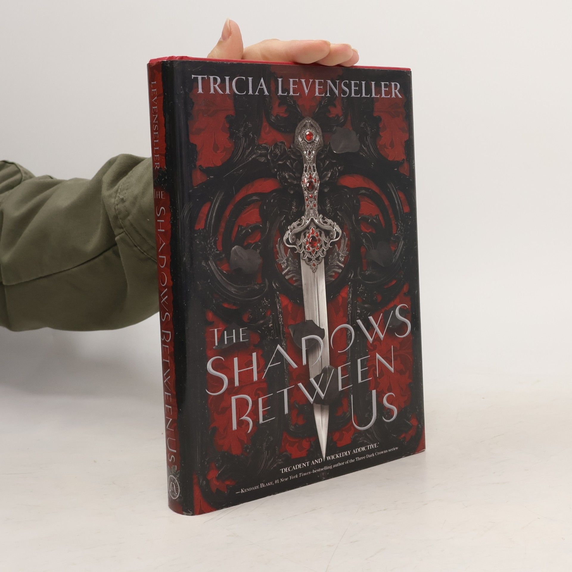 Tricia Levenseller The Shadows Between Us