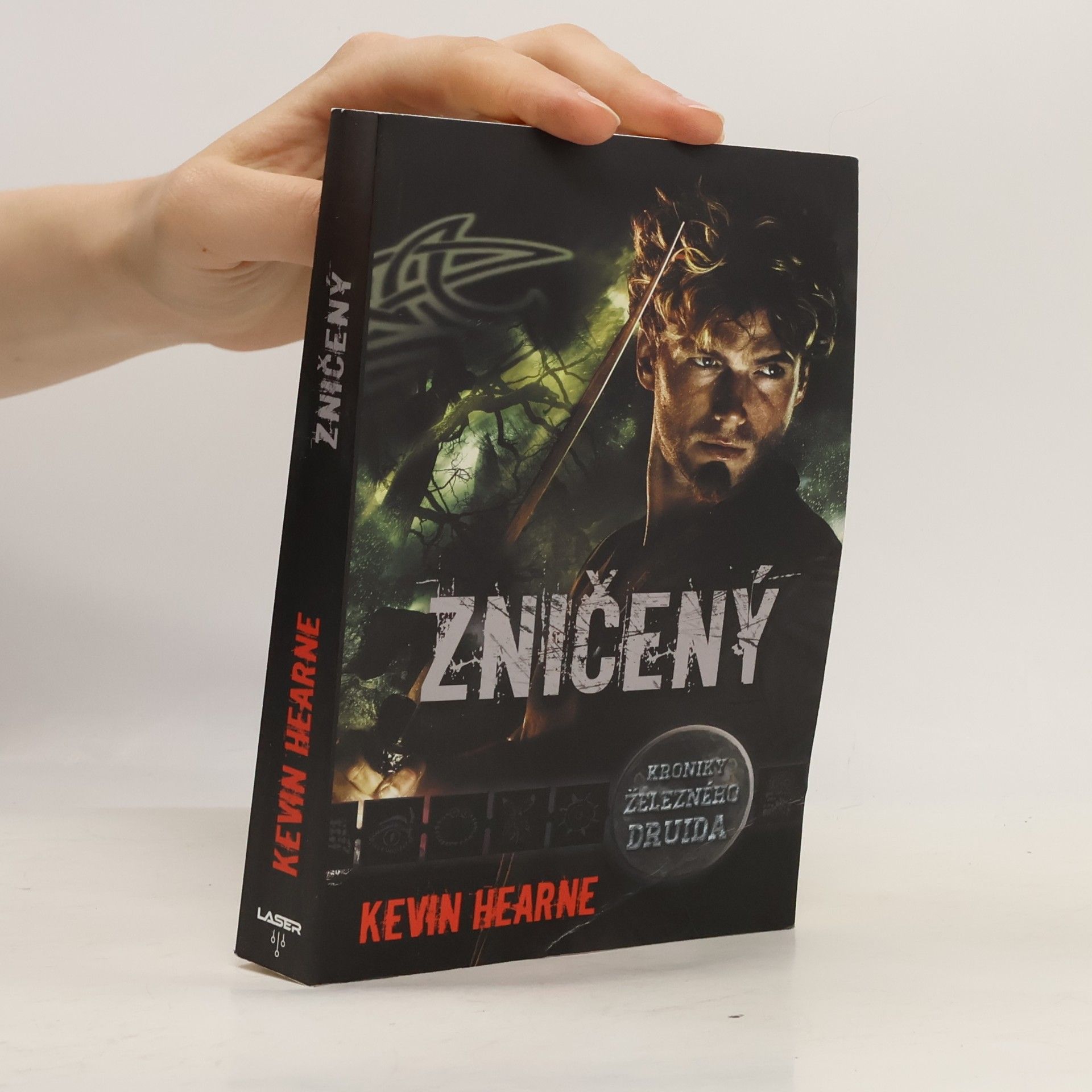 Kevin Hearne Zničený : kroniky železného druida