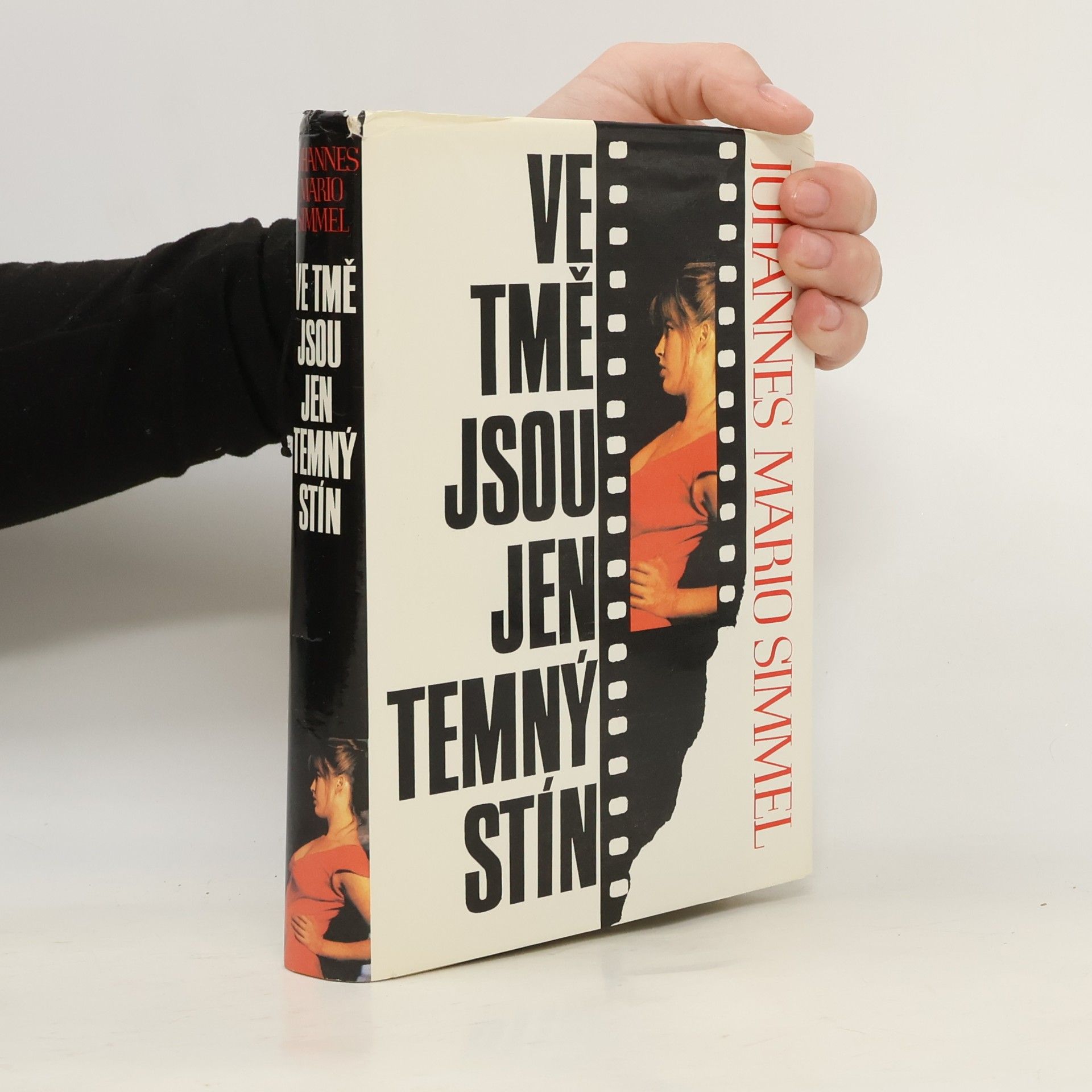 Johannes Mario Simmel Ve tmě jsou jen temný stín