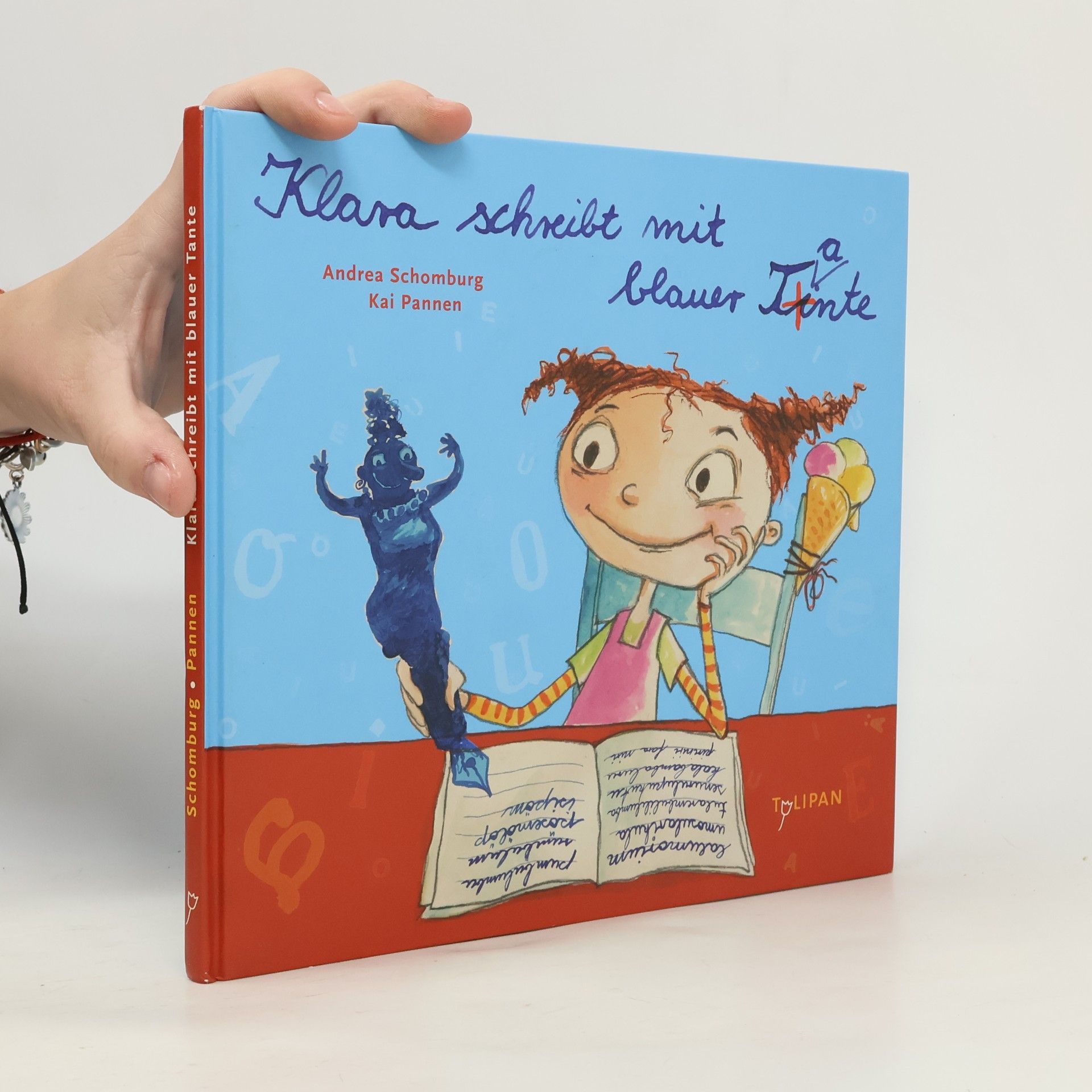 Andrea Schomburg Klara schreibt mit blauer Tante
