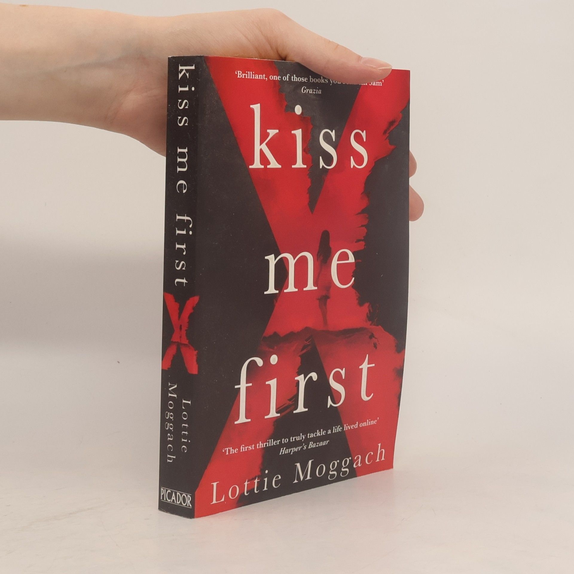 Lottie Moggach Kiss Me First