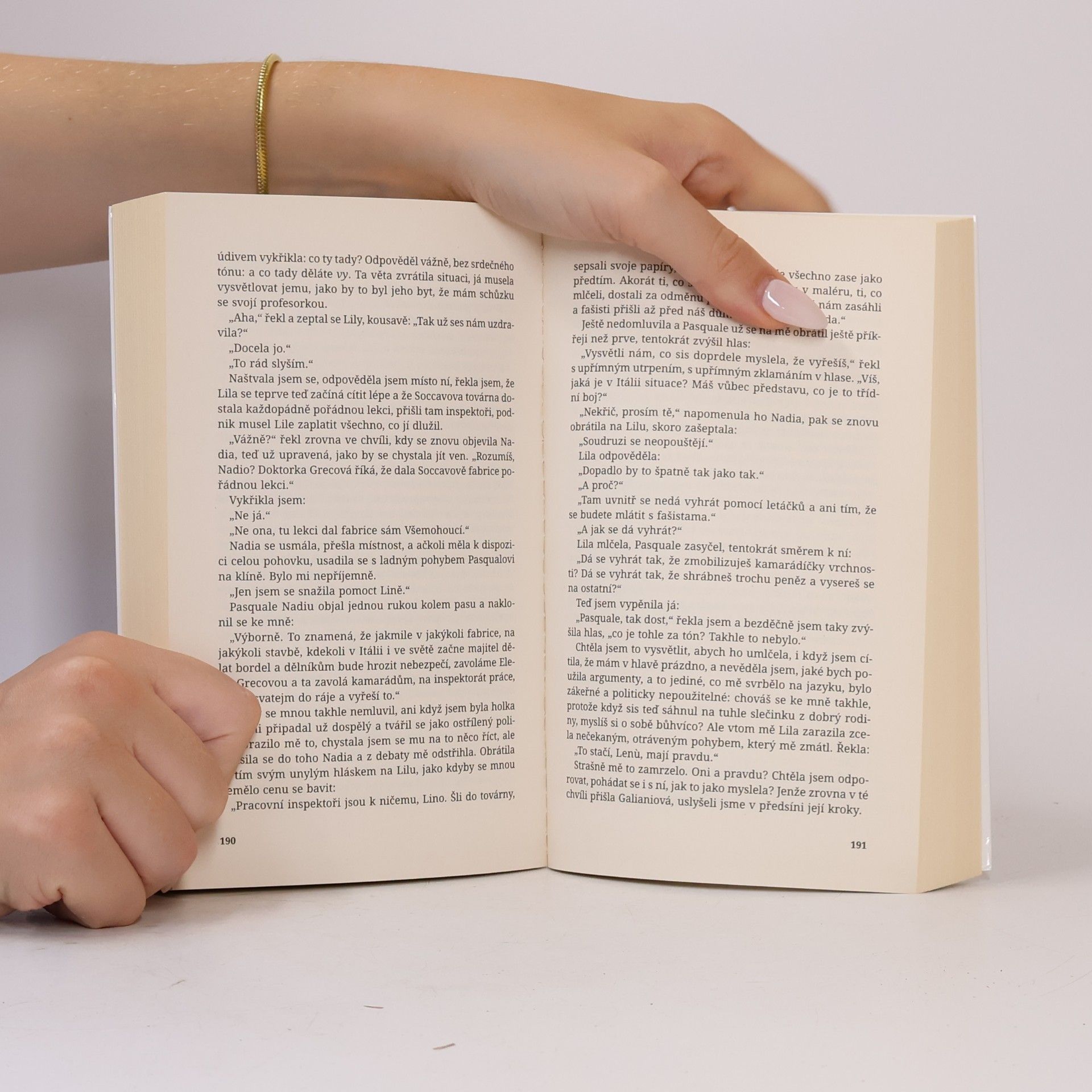 Elena Ferrante Geniální přítelkyně. Díl třetí, Příběh těch, co odcházejí, a těch, kteří zůstanou