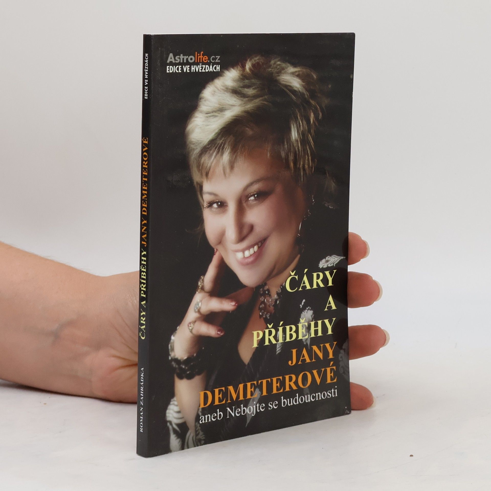 Roman Zahrádka Čáry a příběhy Jany Demeterové, aneb, Nebojte se budoucnosti