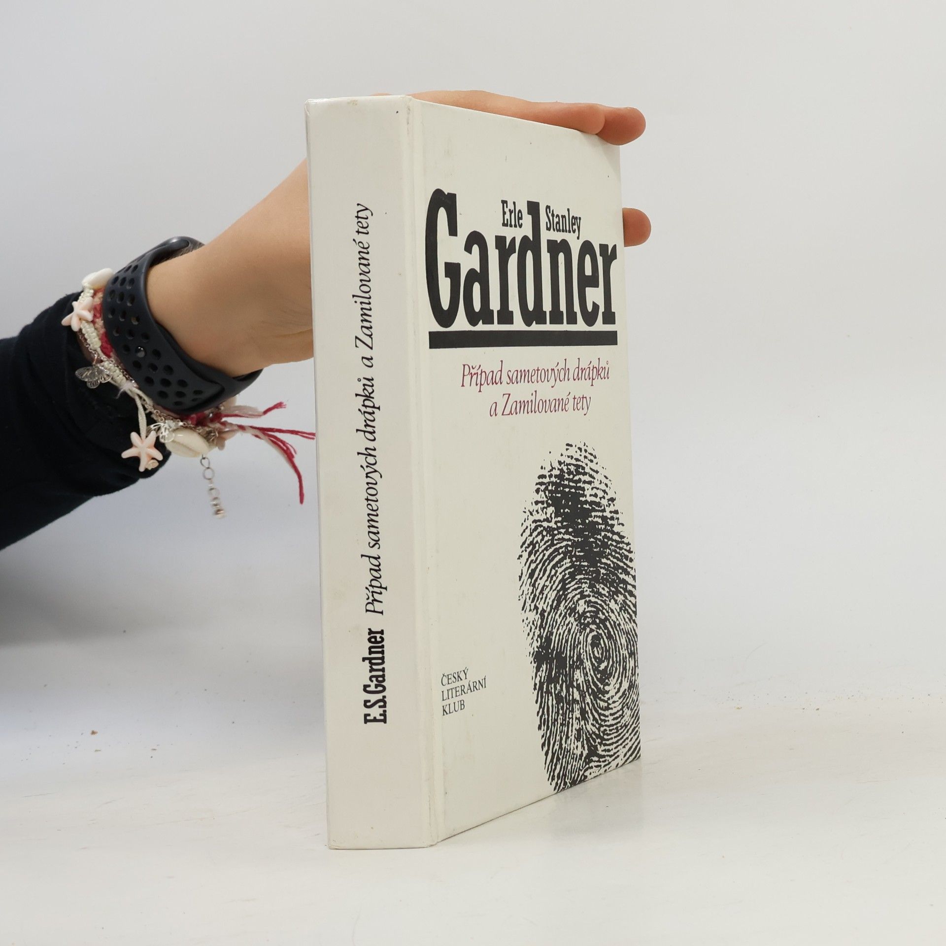 Erle Stanley Gardner Případ sametových drápků a Zamilované tety