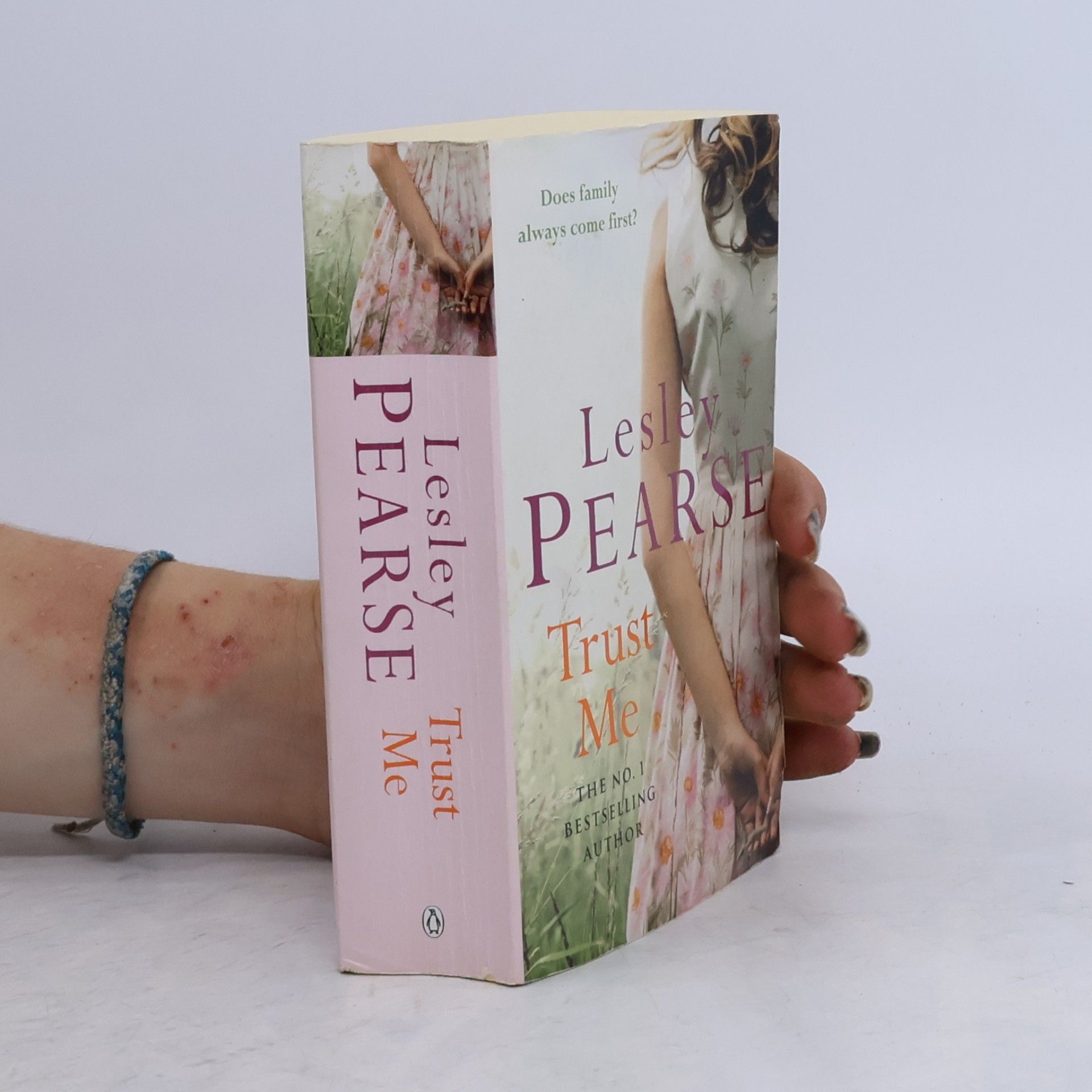 Lesley Pearse Trust Me: A Heart Rending Saga of Love and Betrayal
