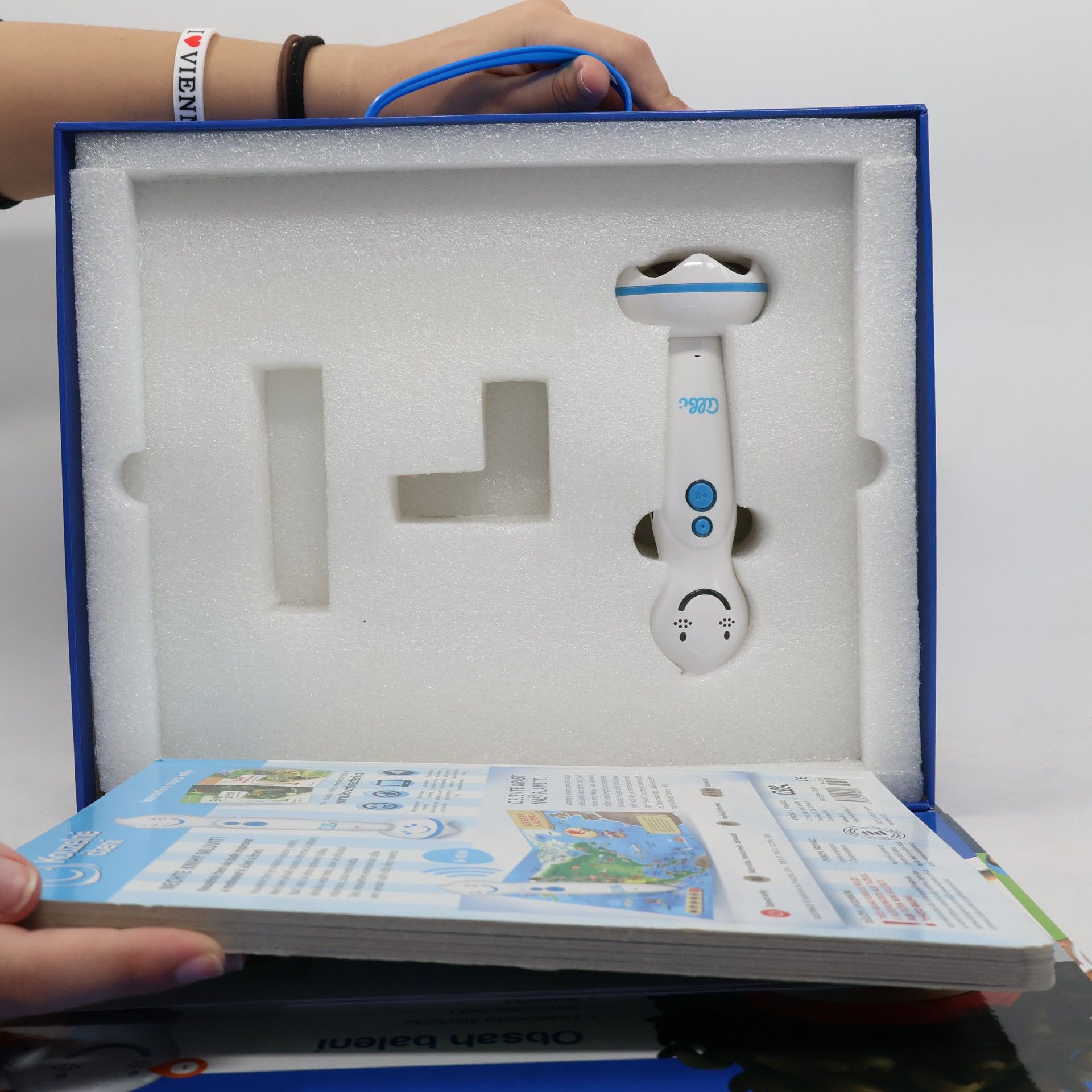 Autorenkollektiv Kouzelné čtení. Atlas světa (box, elektronická tužka, průvodce)