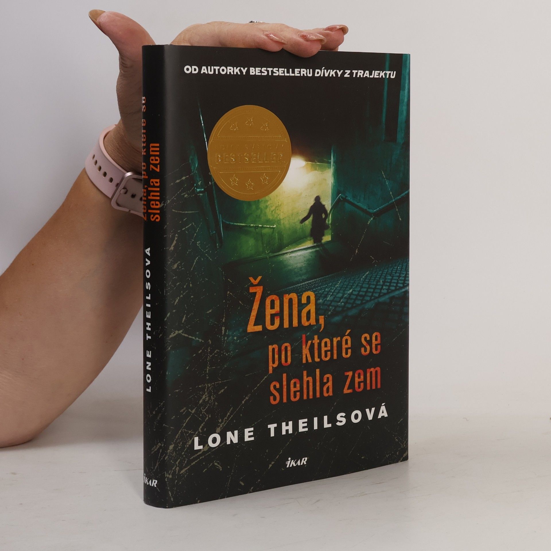 Lone Theils Žena, po které se slehla zem