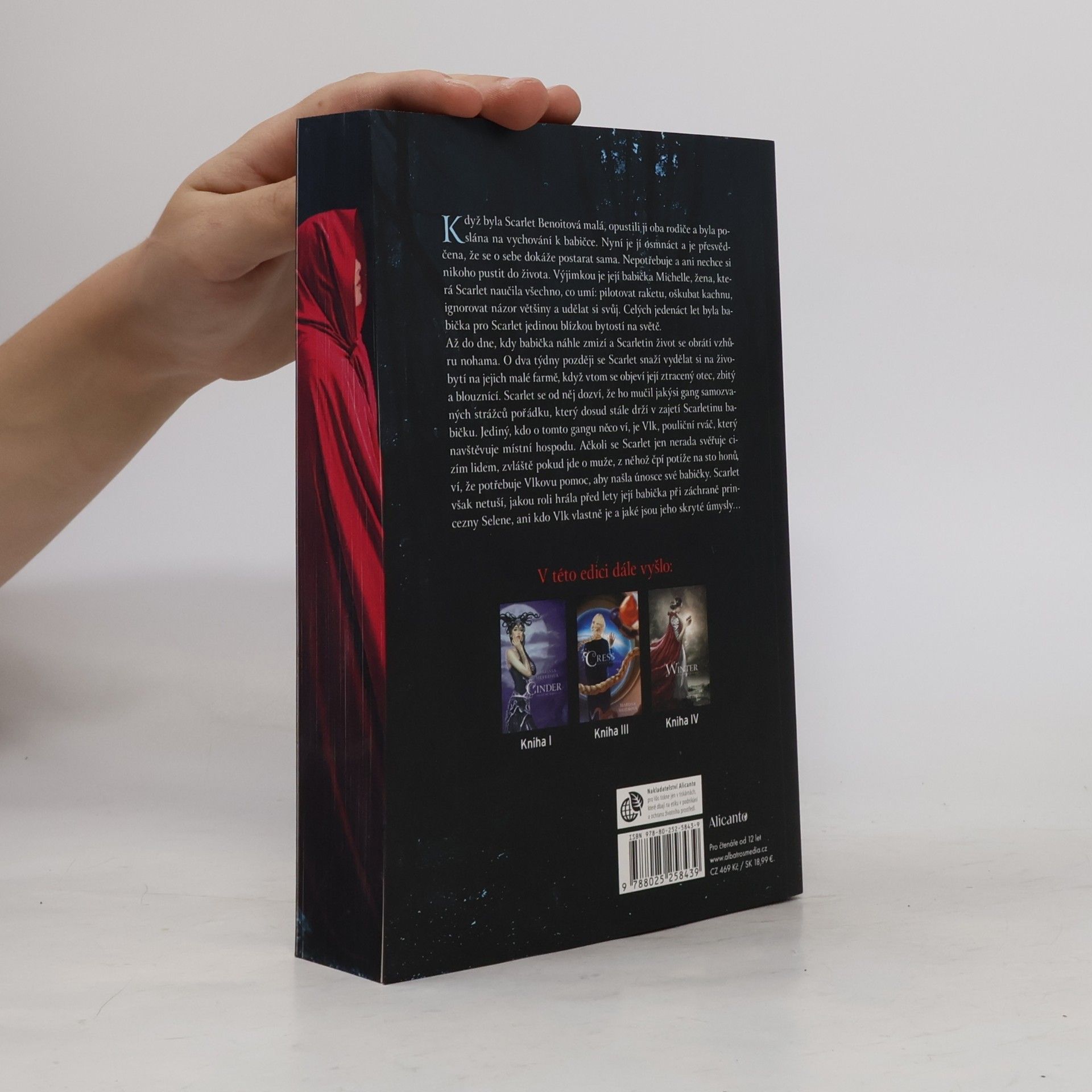 Marissa Meyer Scarlet - Měsíční kroniky