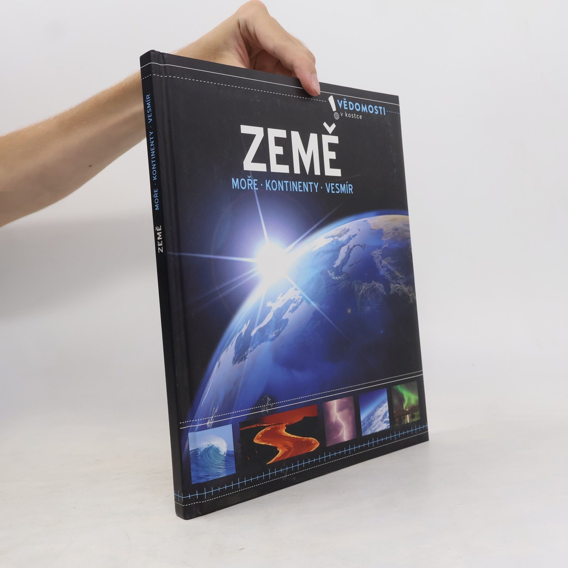 Kolektiv autorů Země. Moře, kontinenty, vesmír