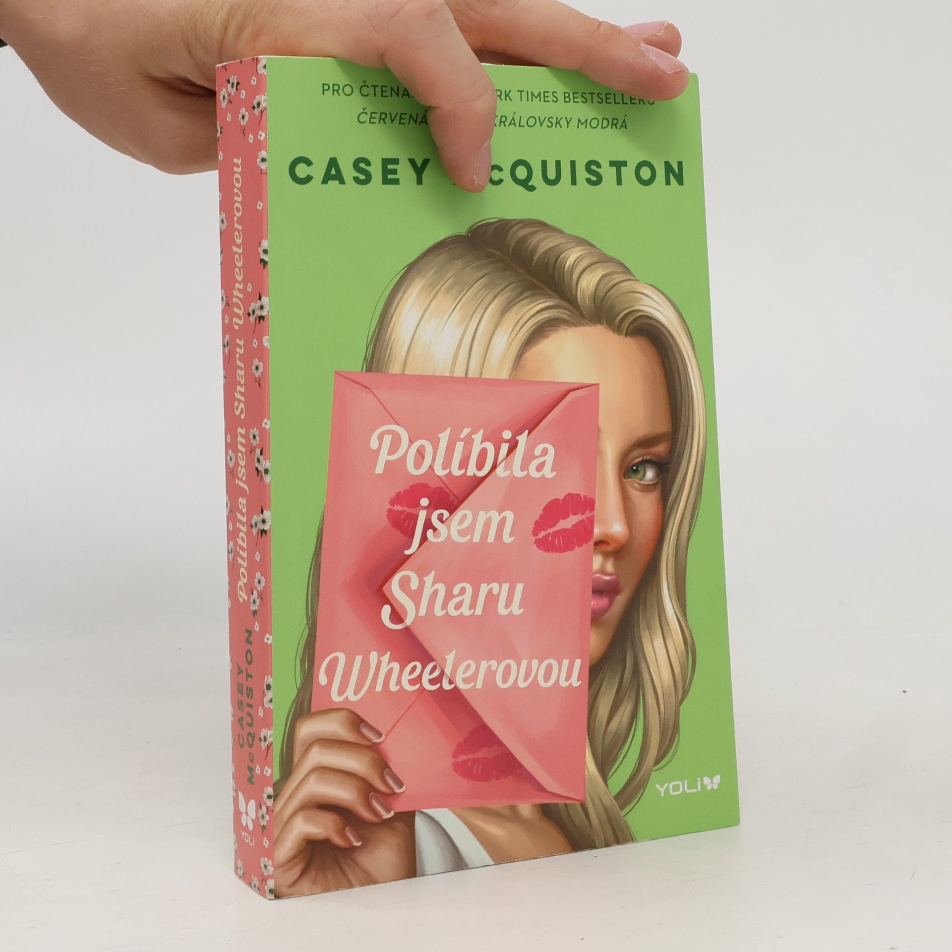 Casey McQuiston Políbila jsem Sharu Wheelerovou