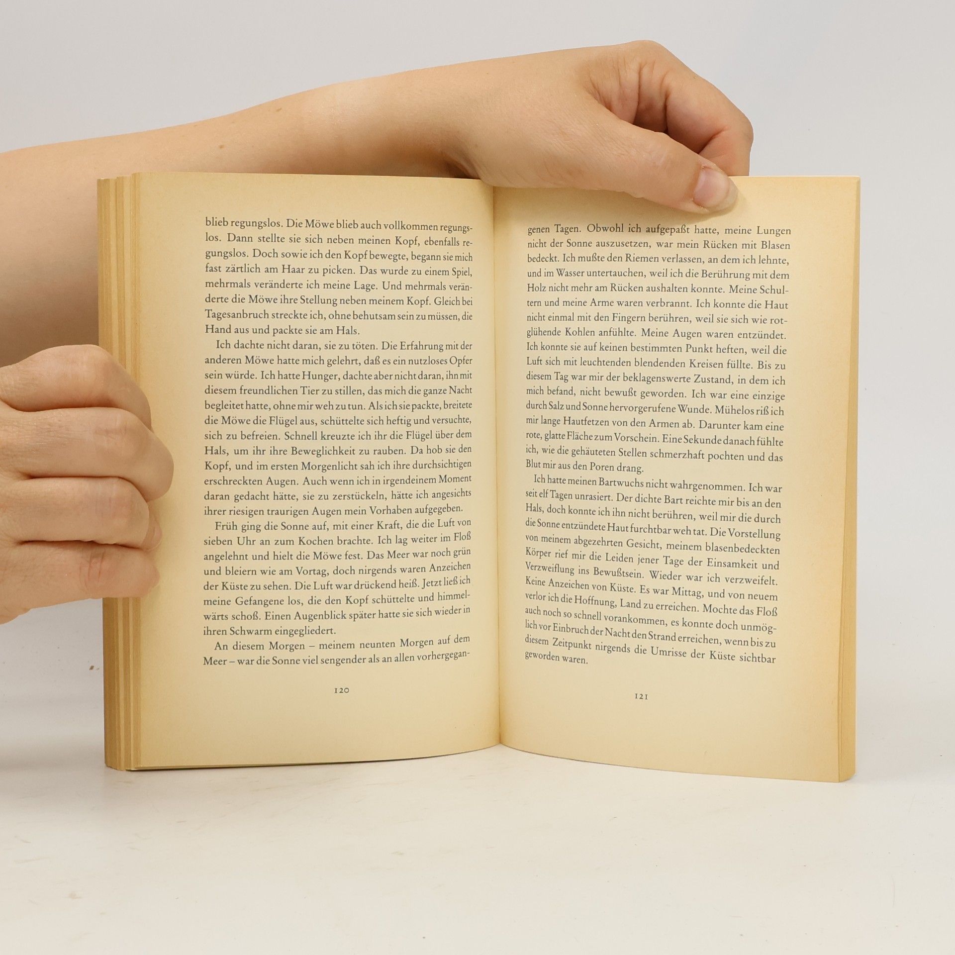 Gabriel García Márquez Bericht eines Schiffbrüchigen, der zehn Tage lang, ohne zu essen und zu trinken, auf einem Floss trieb, der zum Helden des Vaterlandes ausgerufen, von Schönheitsköniginnen geküsst, durch Werbung reich, gleich darauf durch die Regierung verwünscht und dann für immer vergessen wurde