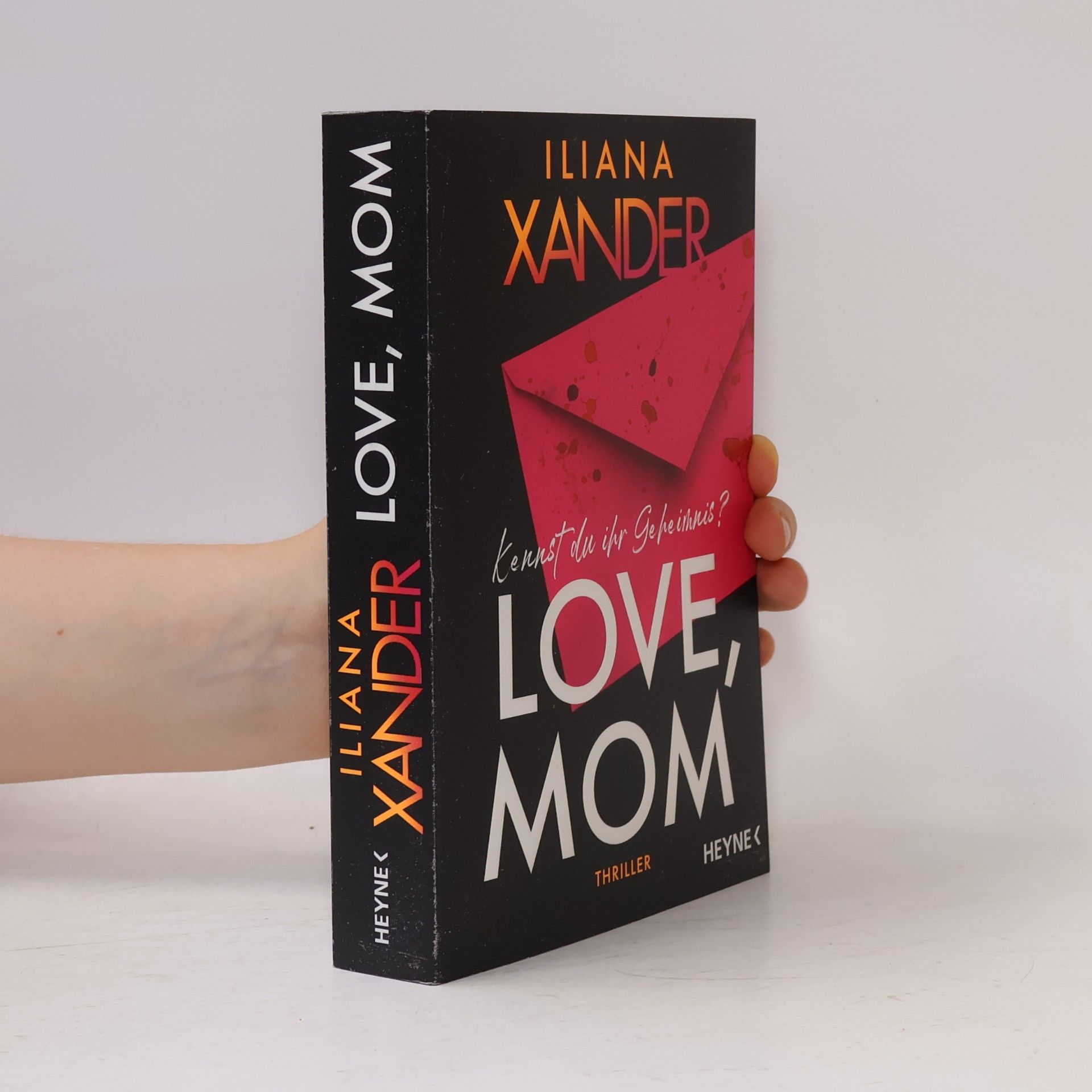 Iliana Xander Love, Mom