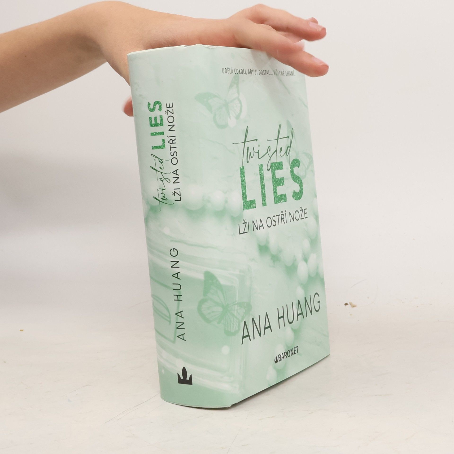 Ana Huang Twisted Lies. Lži na ostří nože
