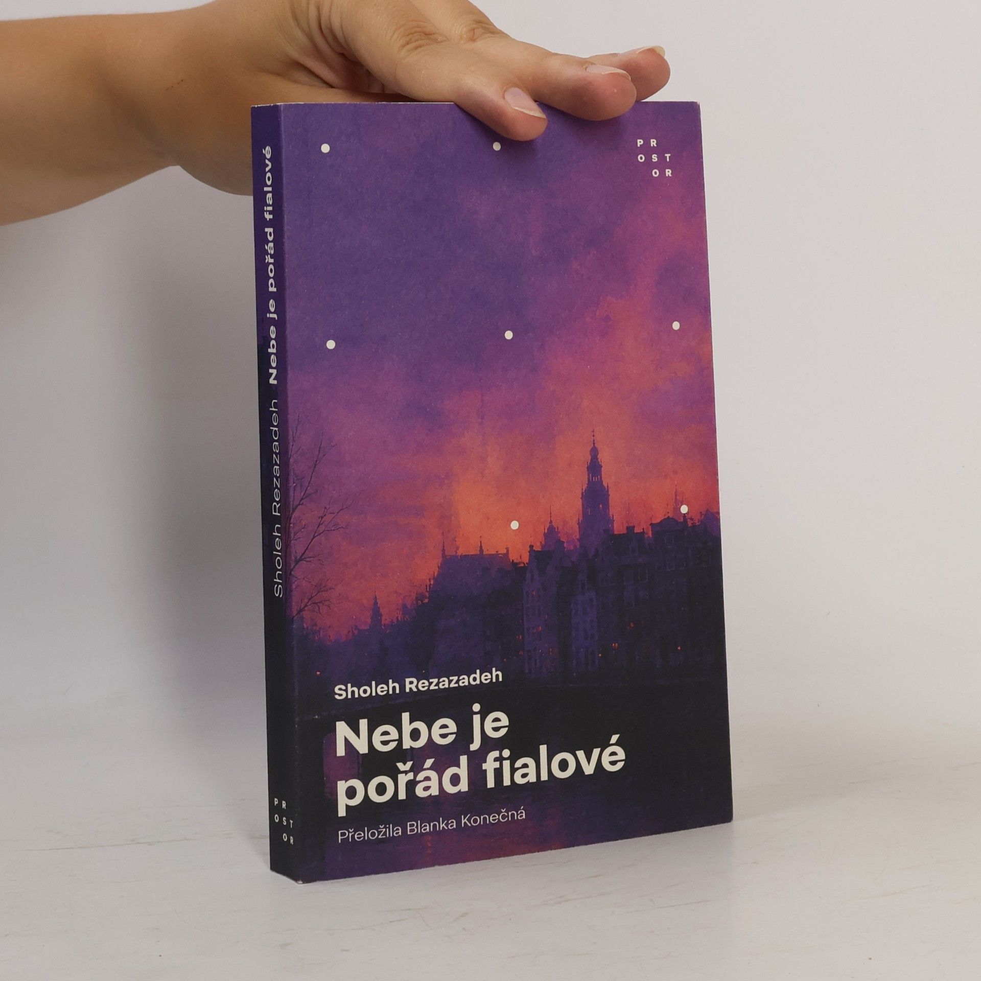 Nebe je pořád fialové