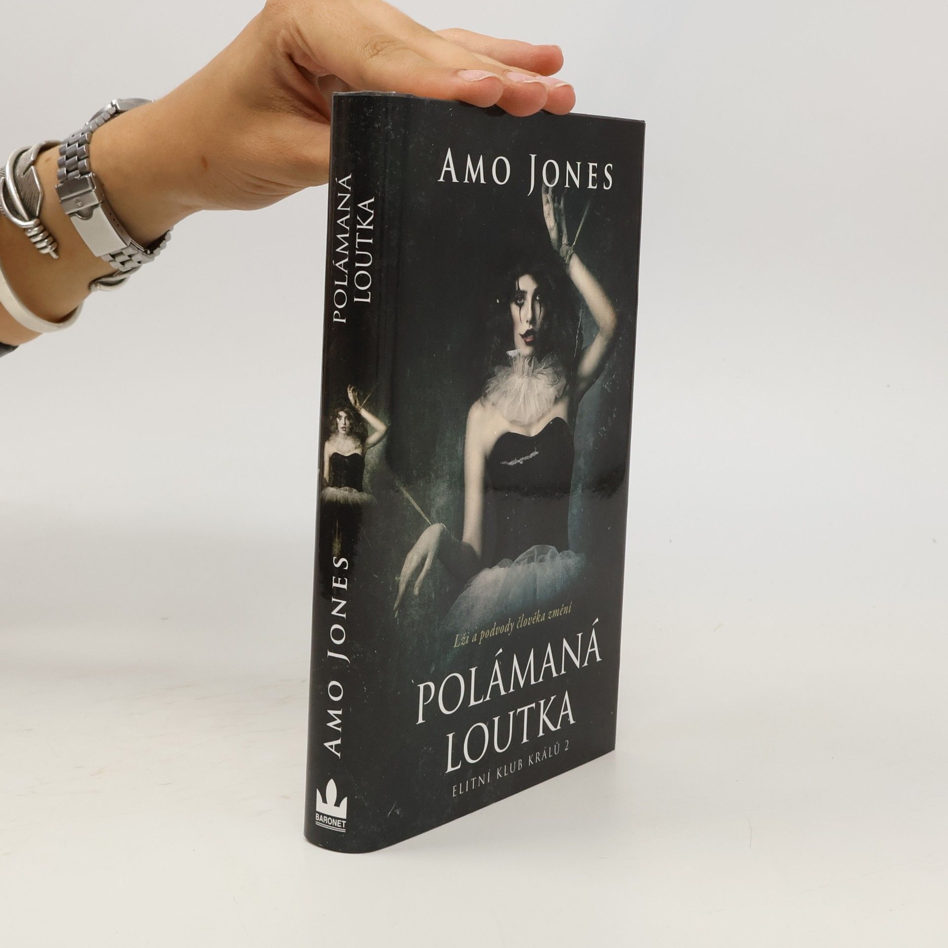 Amo Jones Polámaná loutka
