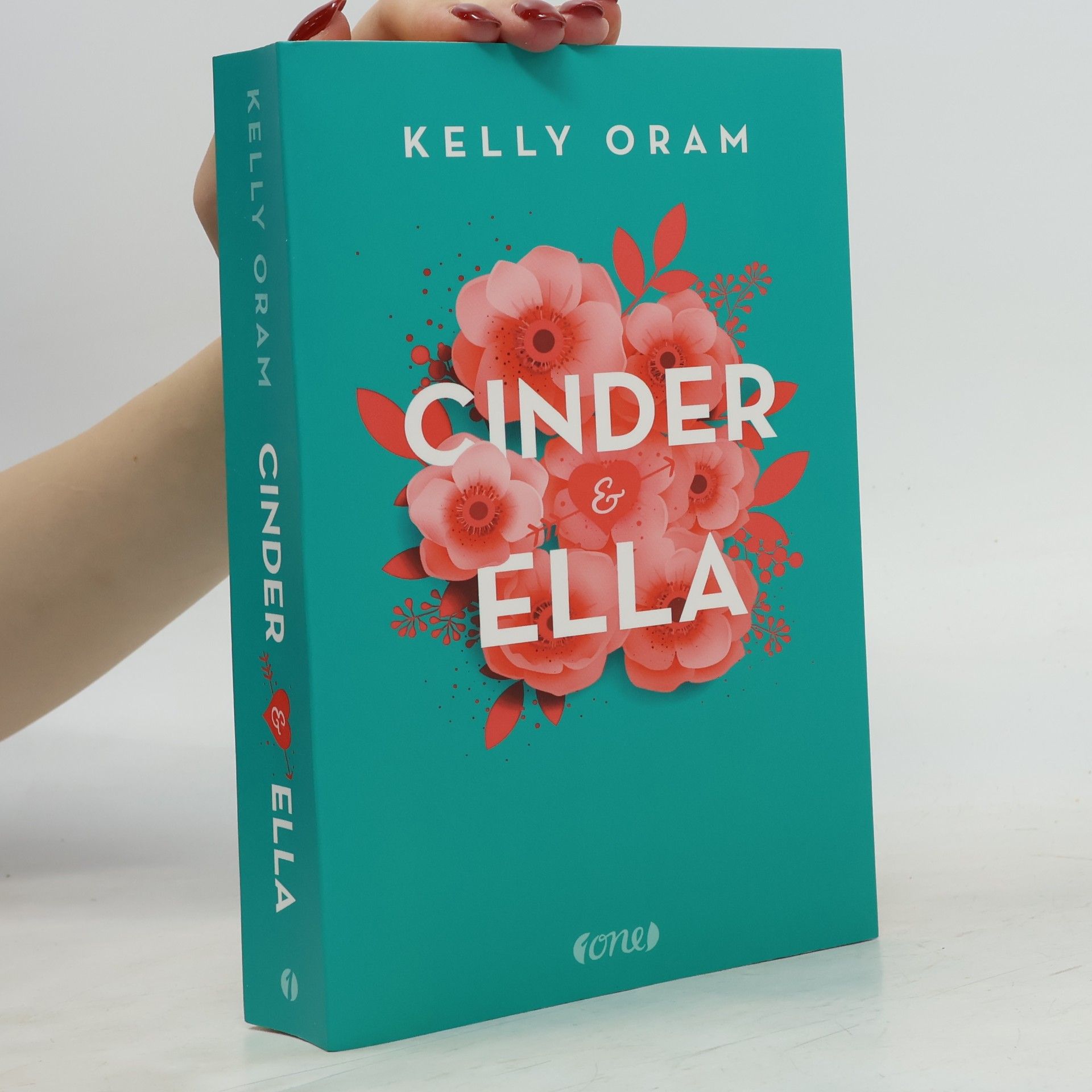 Kelly Oram Cinder & Ella 1