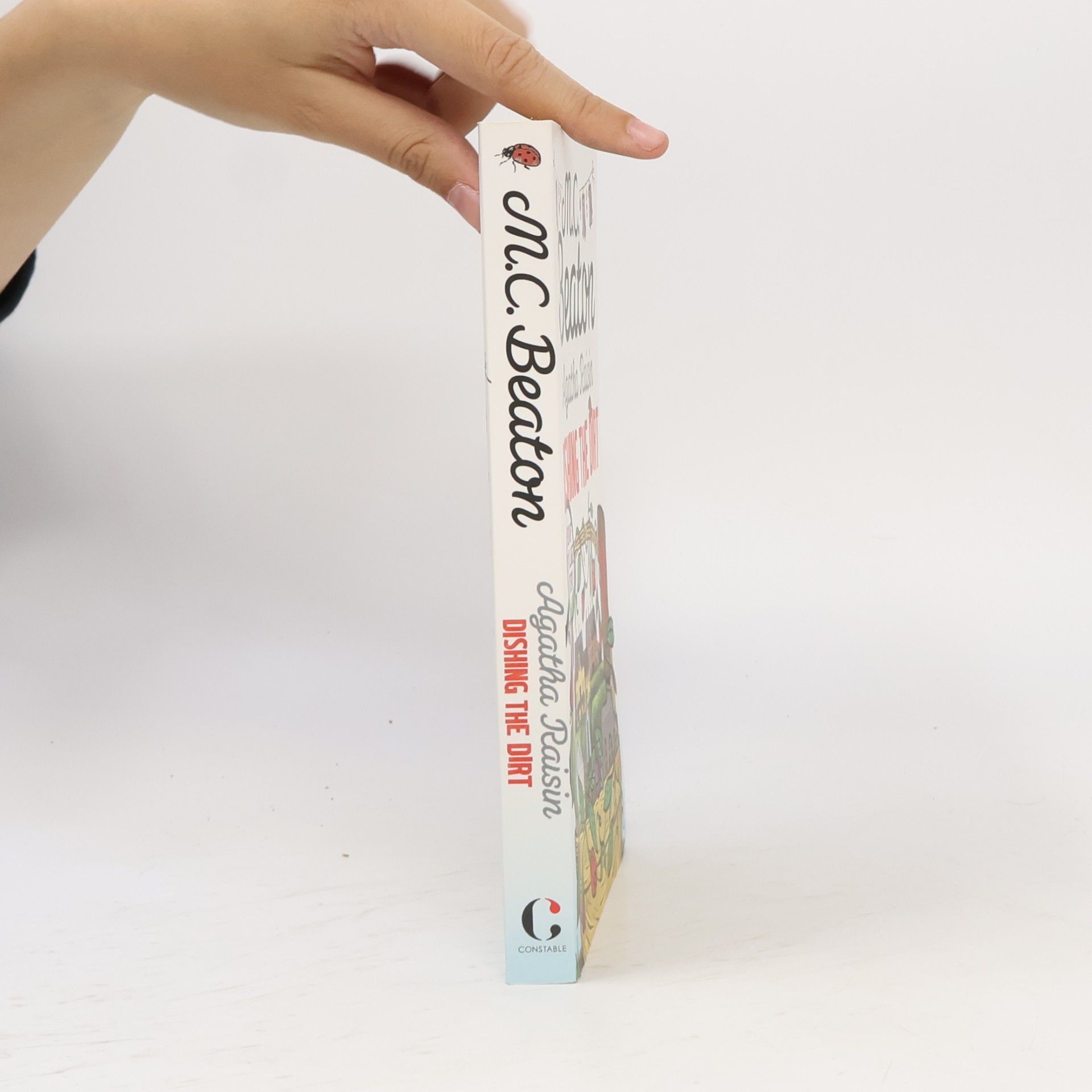 Marion Chesney Agatha Raisin: Dishing the Dirt