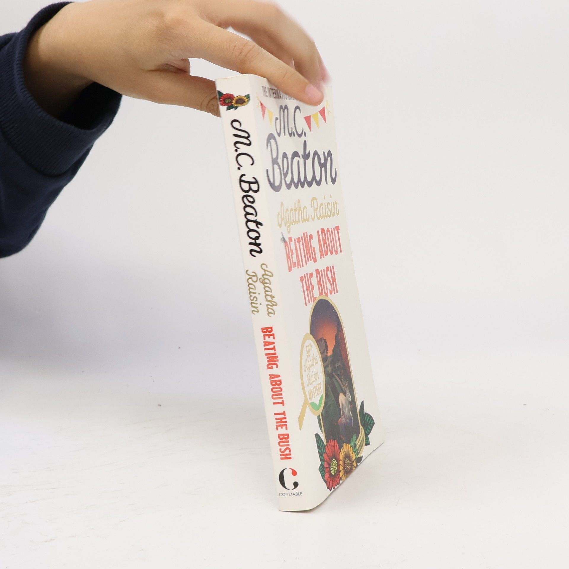 M. C. Beaton Agatha Raisin: Beating about the Bush