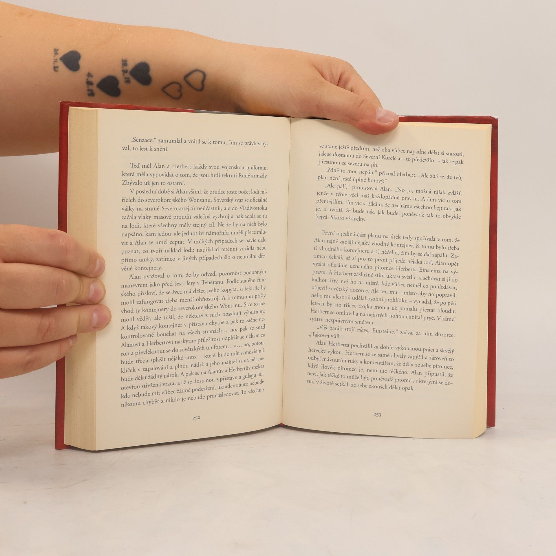 Jonas Jonasson Stoletý stařík, který vylezl z okna a zmizel