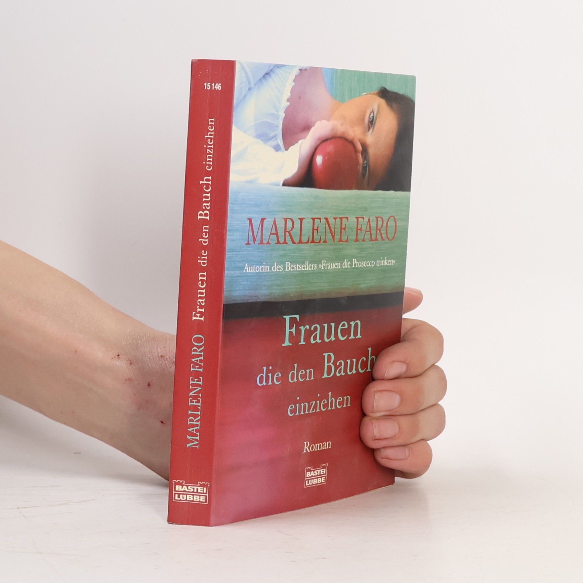 Marlene Faro Frauen, die den Bauch einziehen