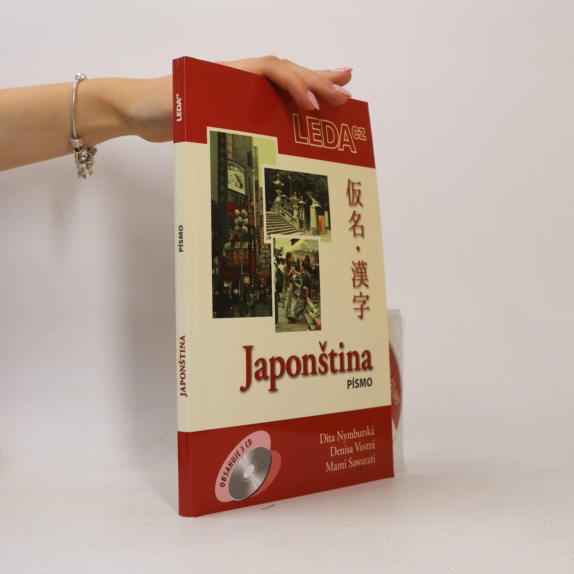 Mami Sawatari Japonština. Písmo