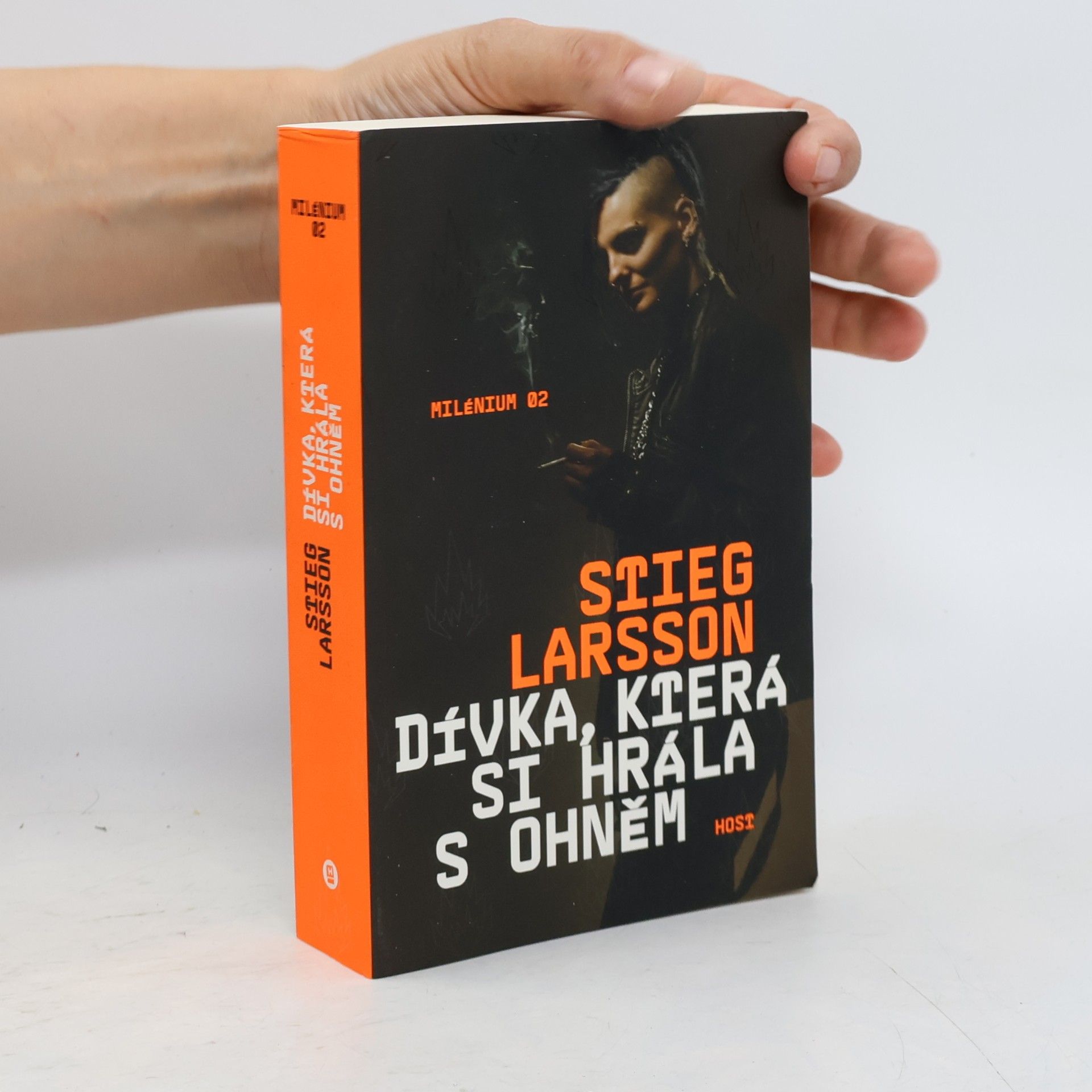 Dívka, která si hrála s ohněm