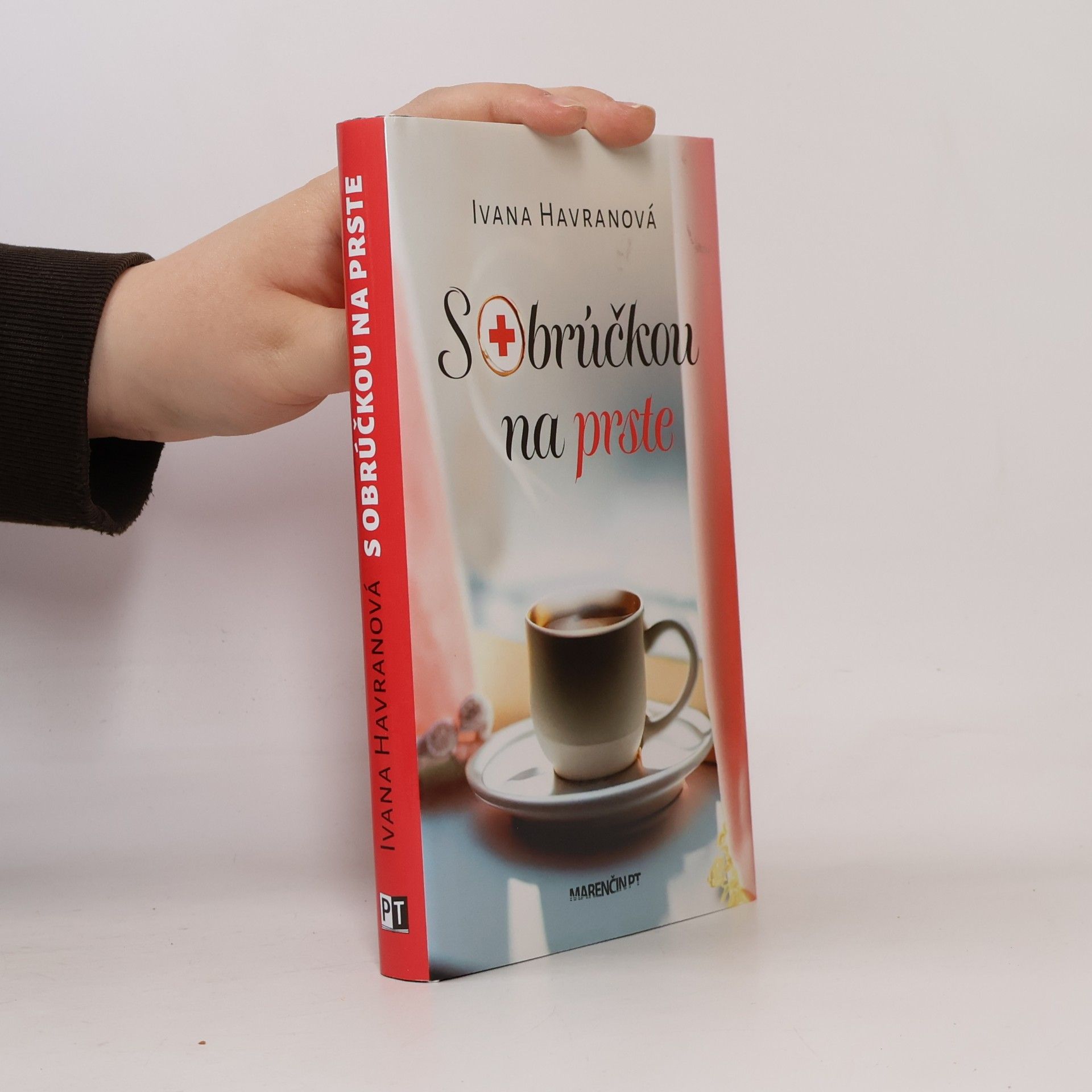 S obrúčkou na prste