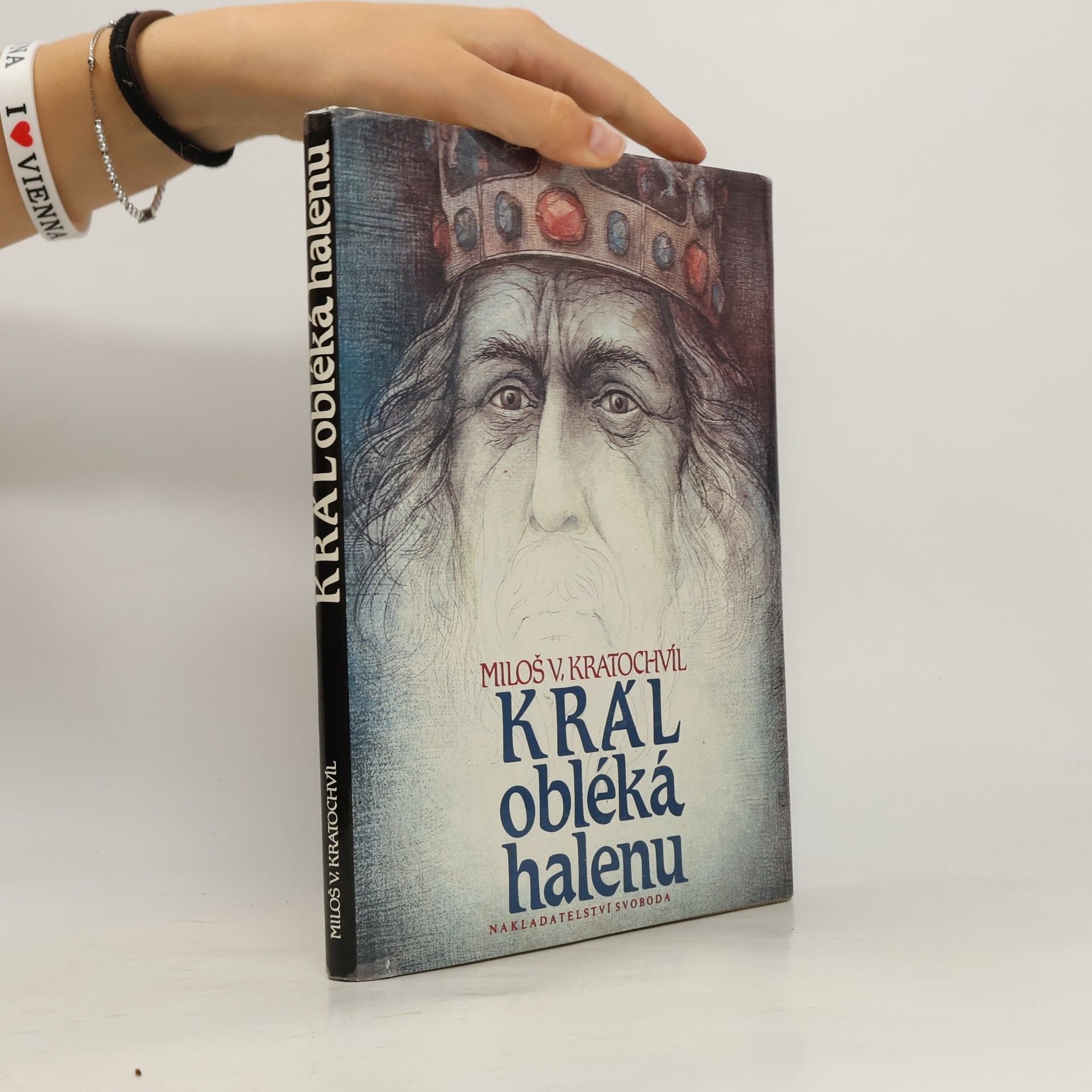 Petr Melan Král obléká halenu