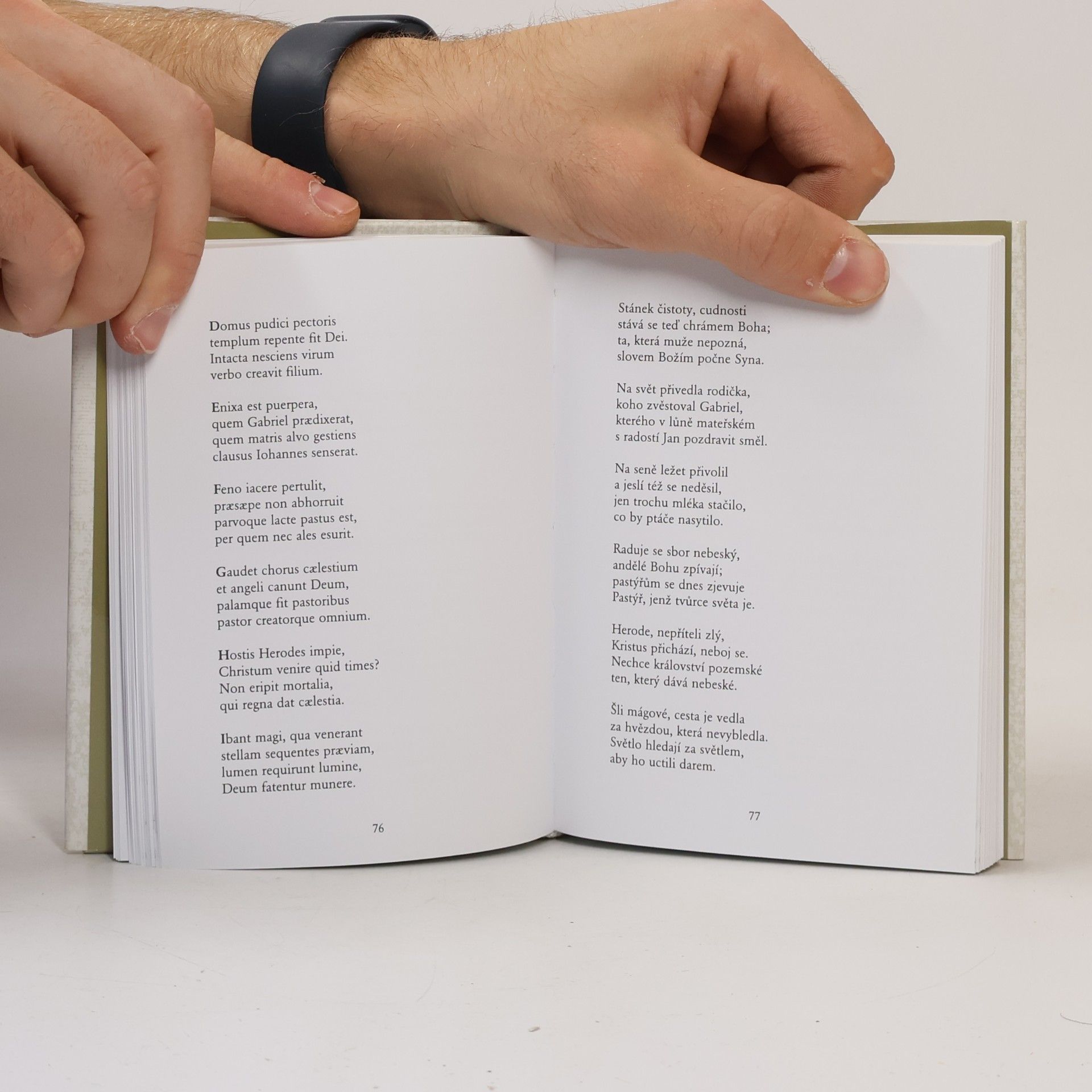 Markéta Koronthályová Vexilla regis: Výbor z latinské duchovní poezie