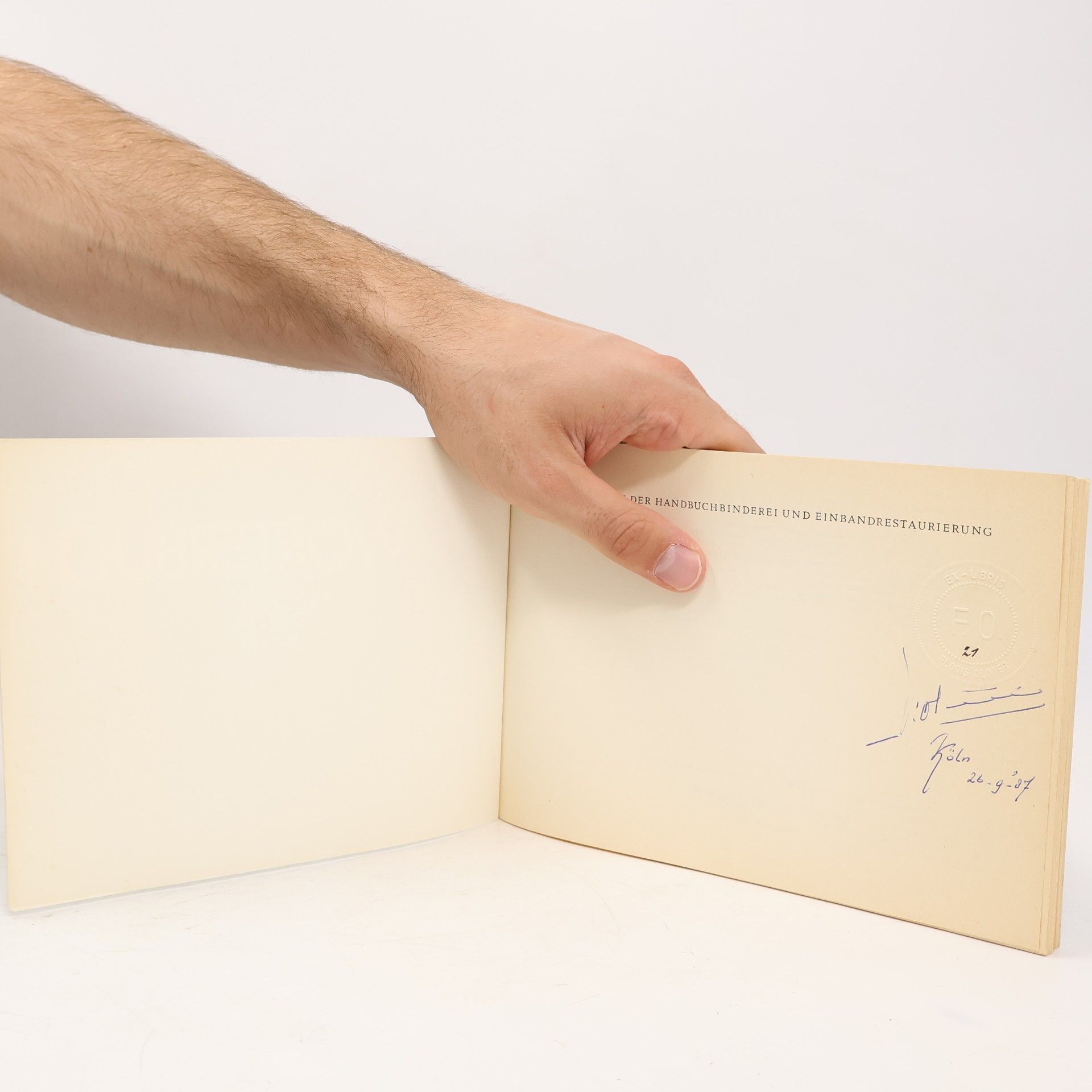 Hilde Kuhn Wörterbuch der Handbuchbinderei und der Restaurierung von Einbänden, Papyri, Handschriften, Graphiken, Autographen, Urkunden und Globen in deutscher, englischer, französischer und italienischer Sprache