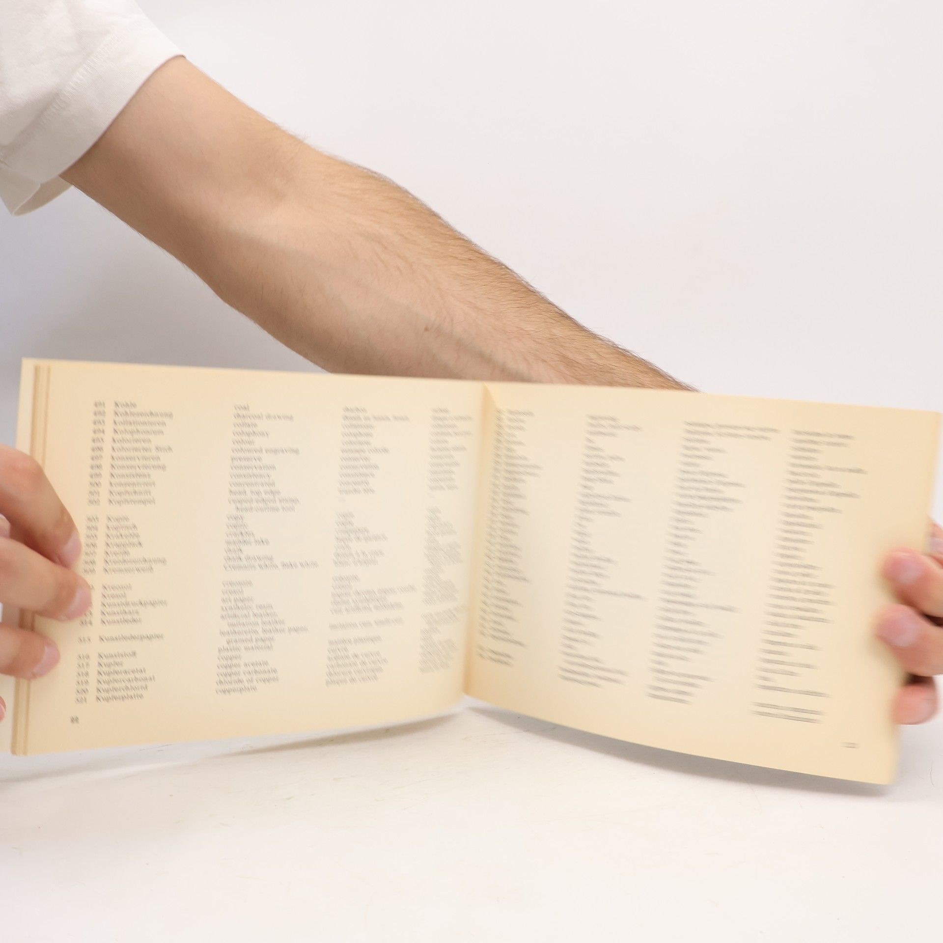 Hilde Kuhn Wörterbuch der Handbuchbinderei und der Restaurierung von Einbänden, Papyri, Handschriften, Graphiken, Autographen, Urkunden und Globen in deutscher, englischer, französischer und italienischer Sprache