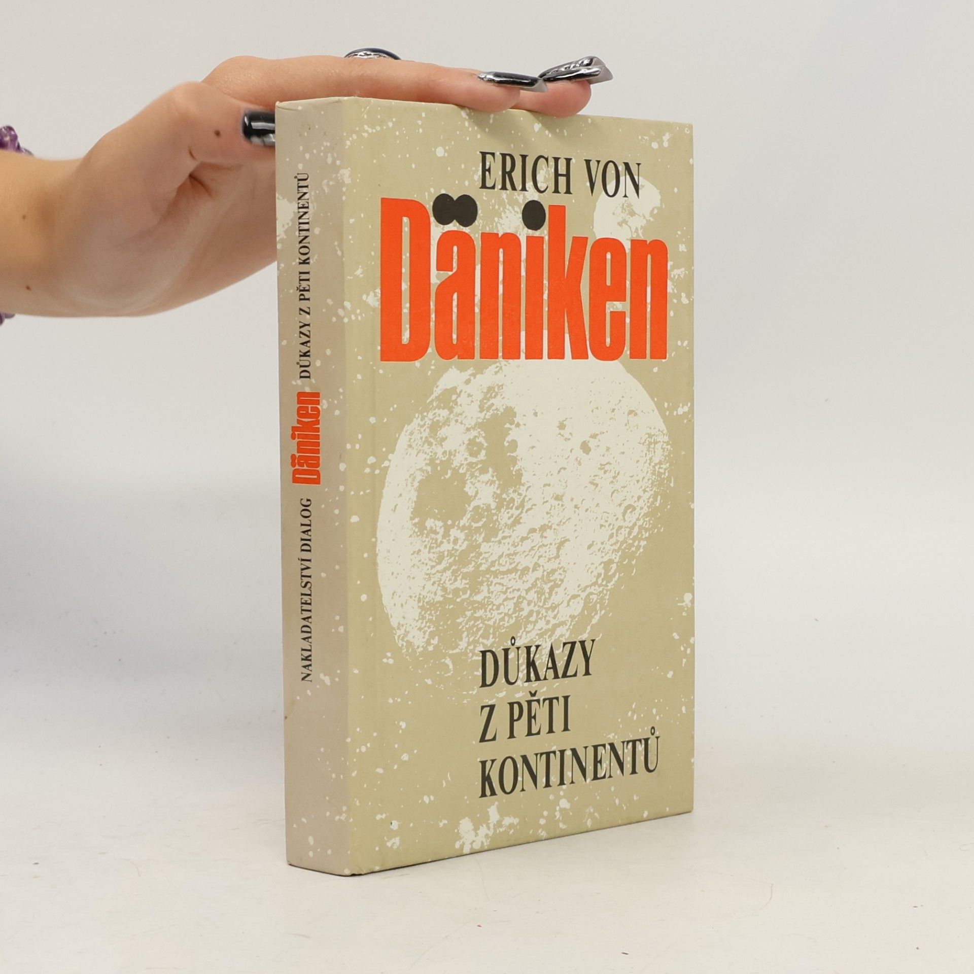 Erich von Däniken Důkazy z pěti kontinentů