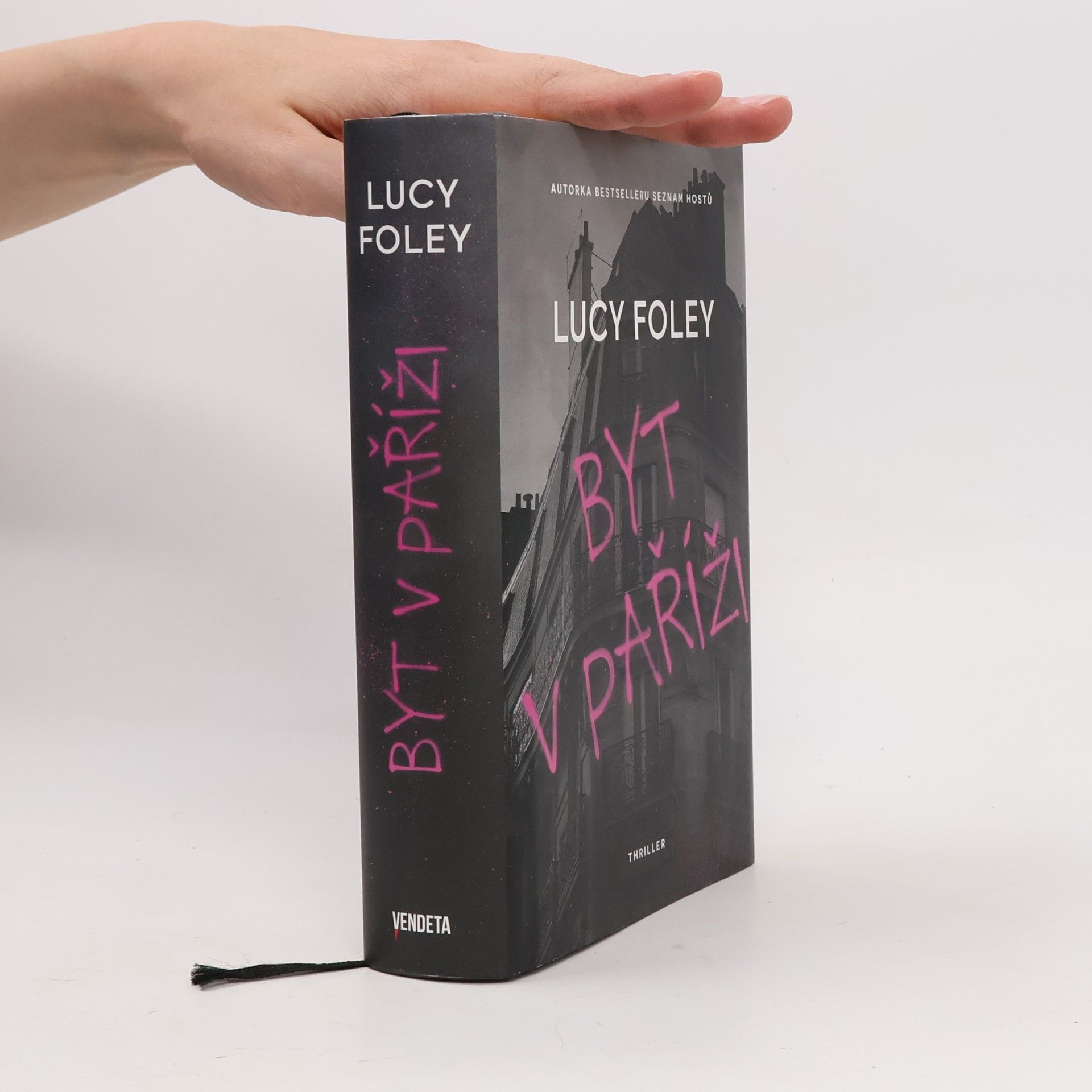 Lucy Foley Byt v Paříži
