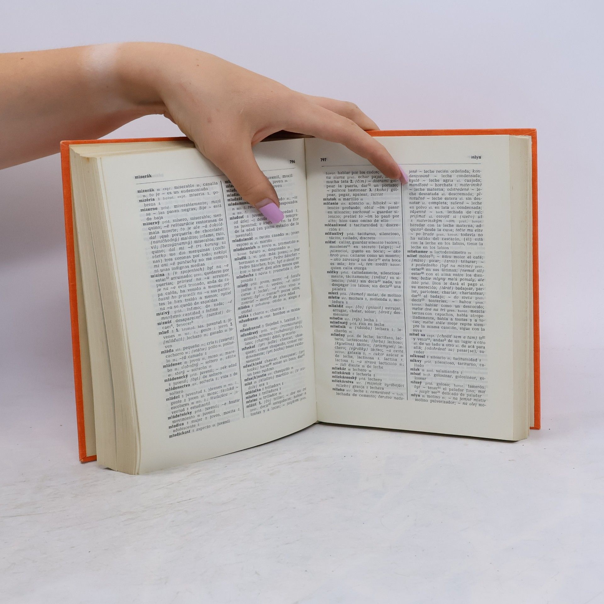 Various authors Španielsko-slovenský a slovensko-španielsky slovník