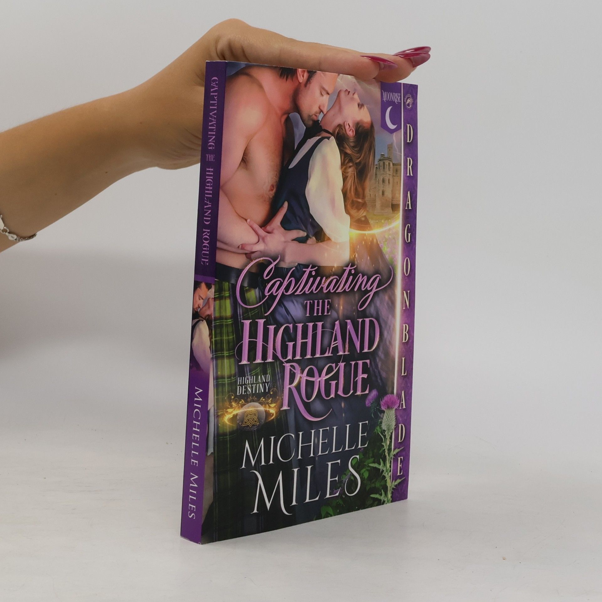 Miles, Michelle Captivating the Highland Rogue: A Scottish Fantasy Historical Romance (Highland Destiny, Band 3)