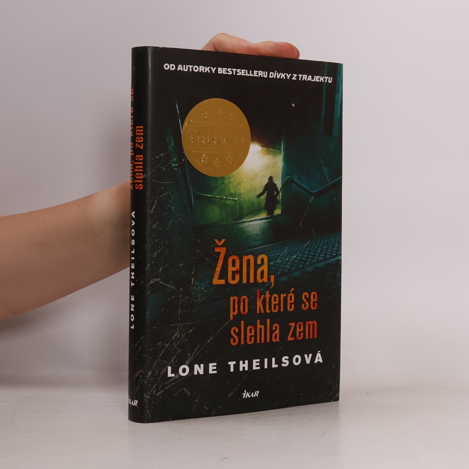 Lone Theils Žena, po které se slehla zem