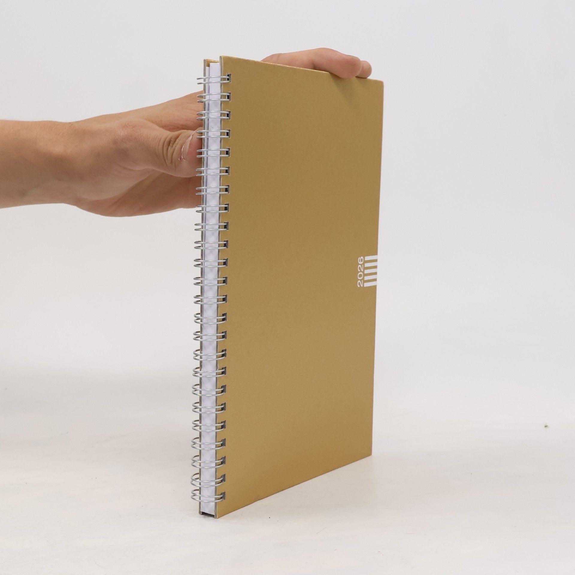 Kolektiv autorů Wochen-Cheftimer A5, Alu gold 2026: Wochenkalender. Goldener Terminkalender in Aluoptik. Buch-Kalender mit Eckperforation und Spiralbindung. ... zum Planen von Terminen. (Bürokalender Heye)