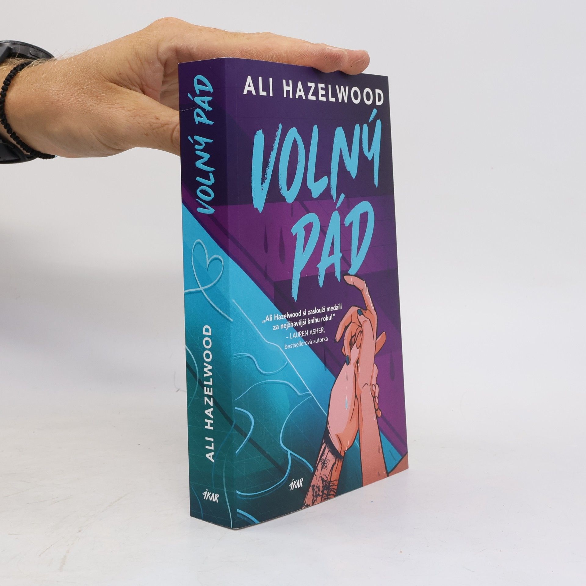 Ali Hazelwood Volný pád