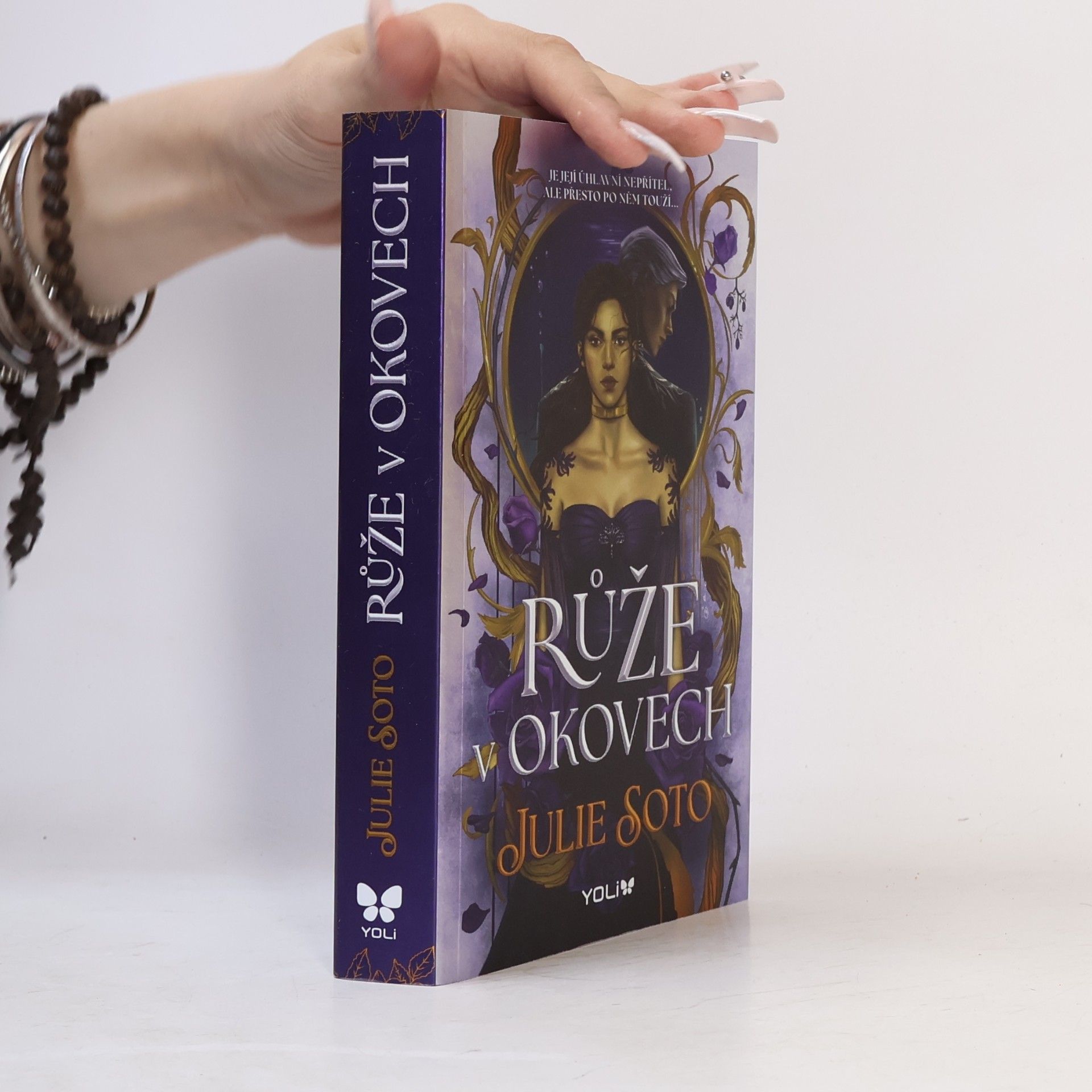 Julia Soto Růže v okovech