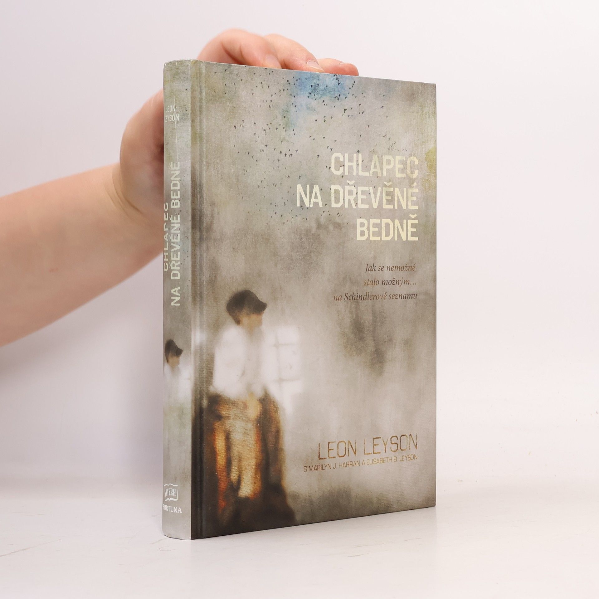 Leon Leyson Chlapec na dřevěné bedně