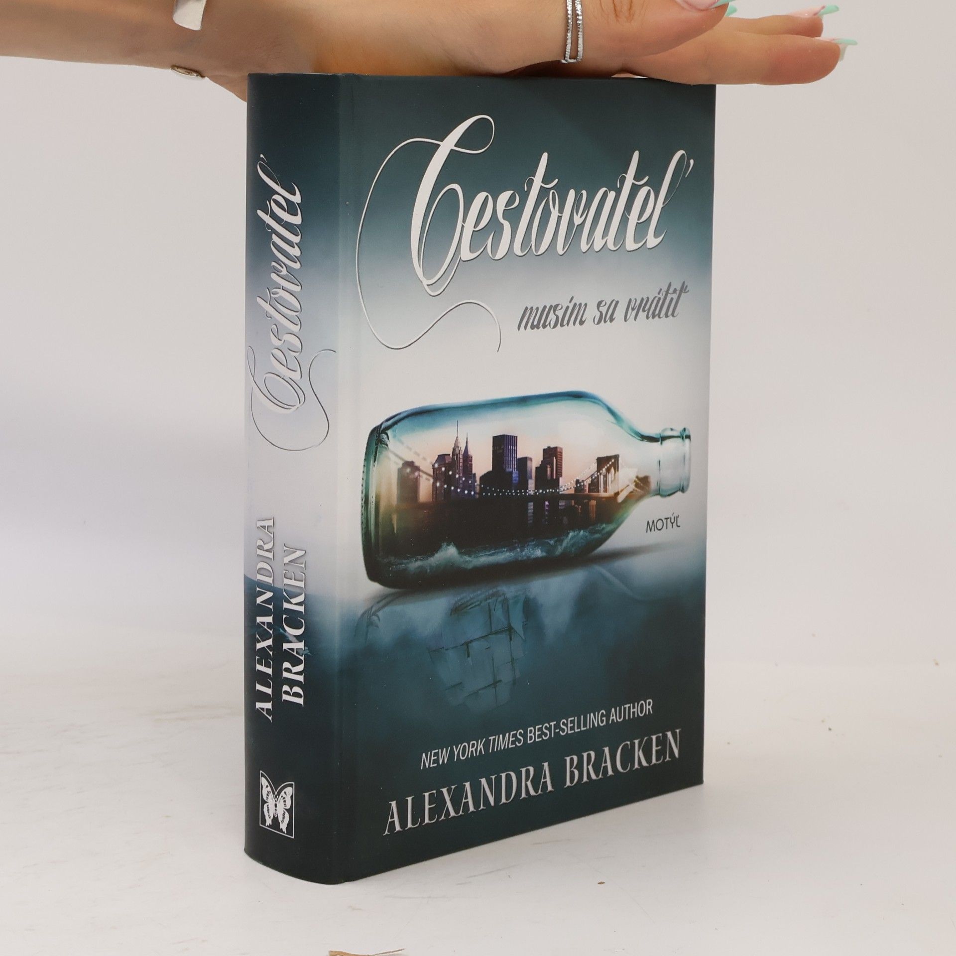 Alexandra Bracken Cestovateľ