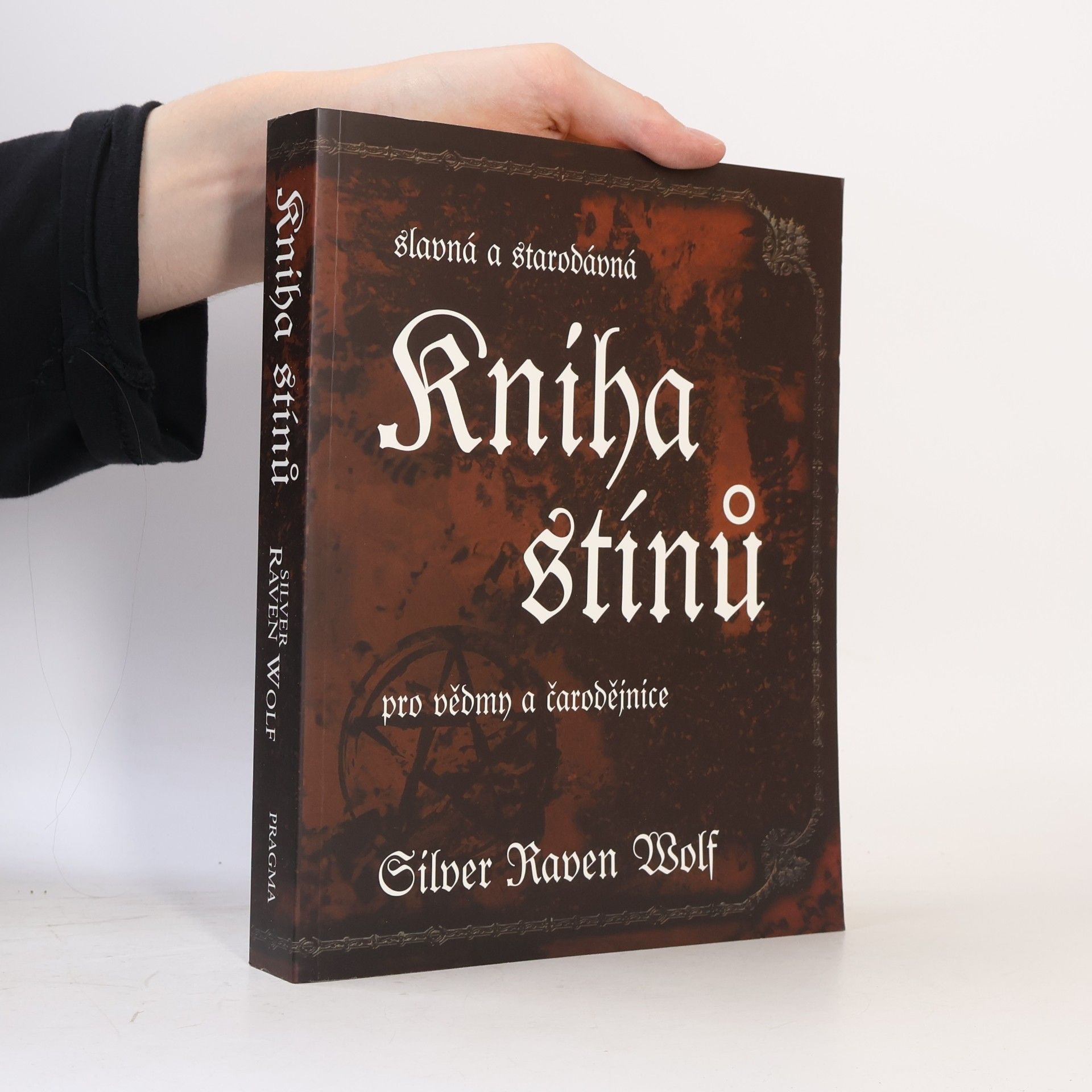 Silver RavenWolf Slavná a starodávná kniha stínů pro vědmy a čarodějnice